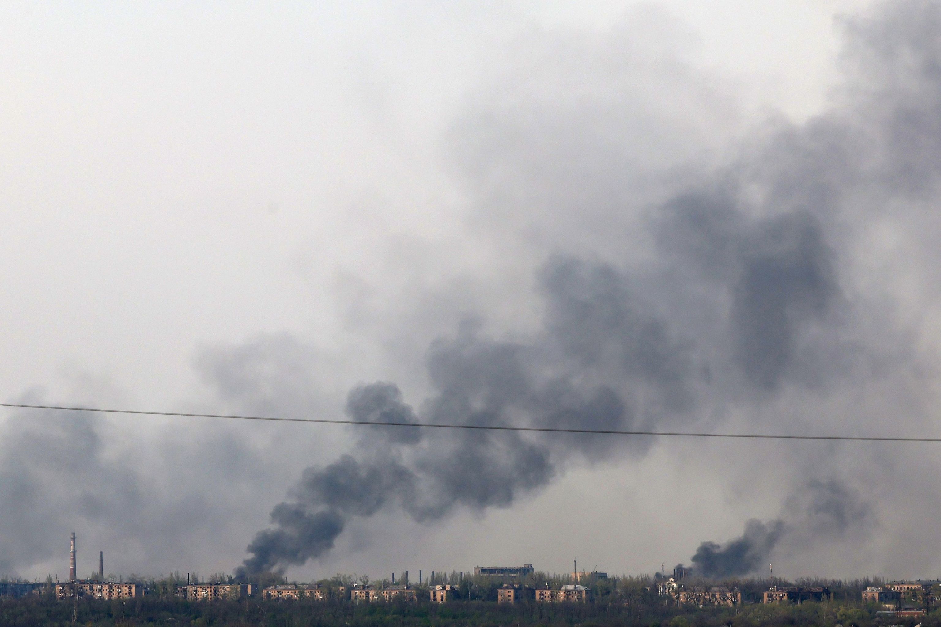 Columnas de humo tras los bombardeos rusos en Chasiv Yar, en la regin de Donetsk.