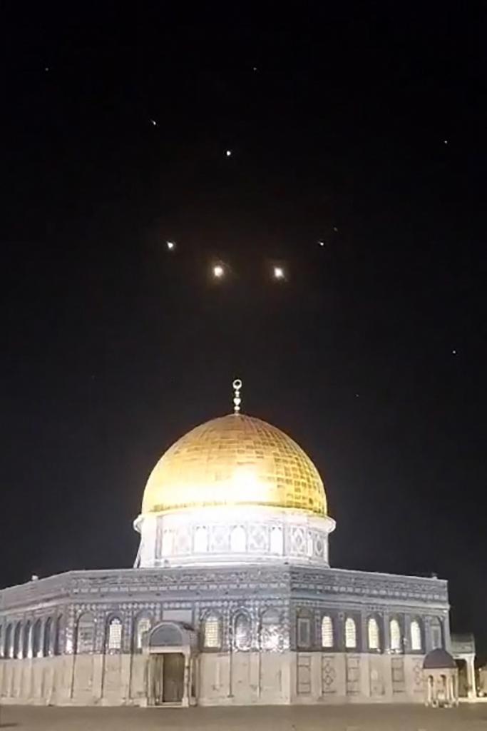 Estelas de cohetes sobre la Mezquita de Al Aqsa en Jerusaln.