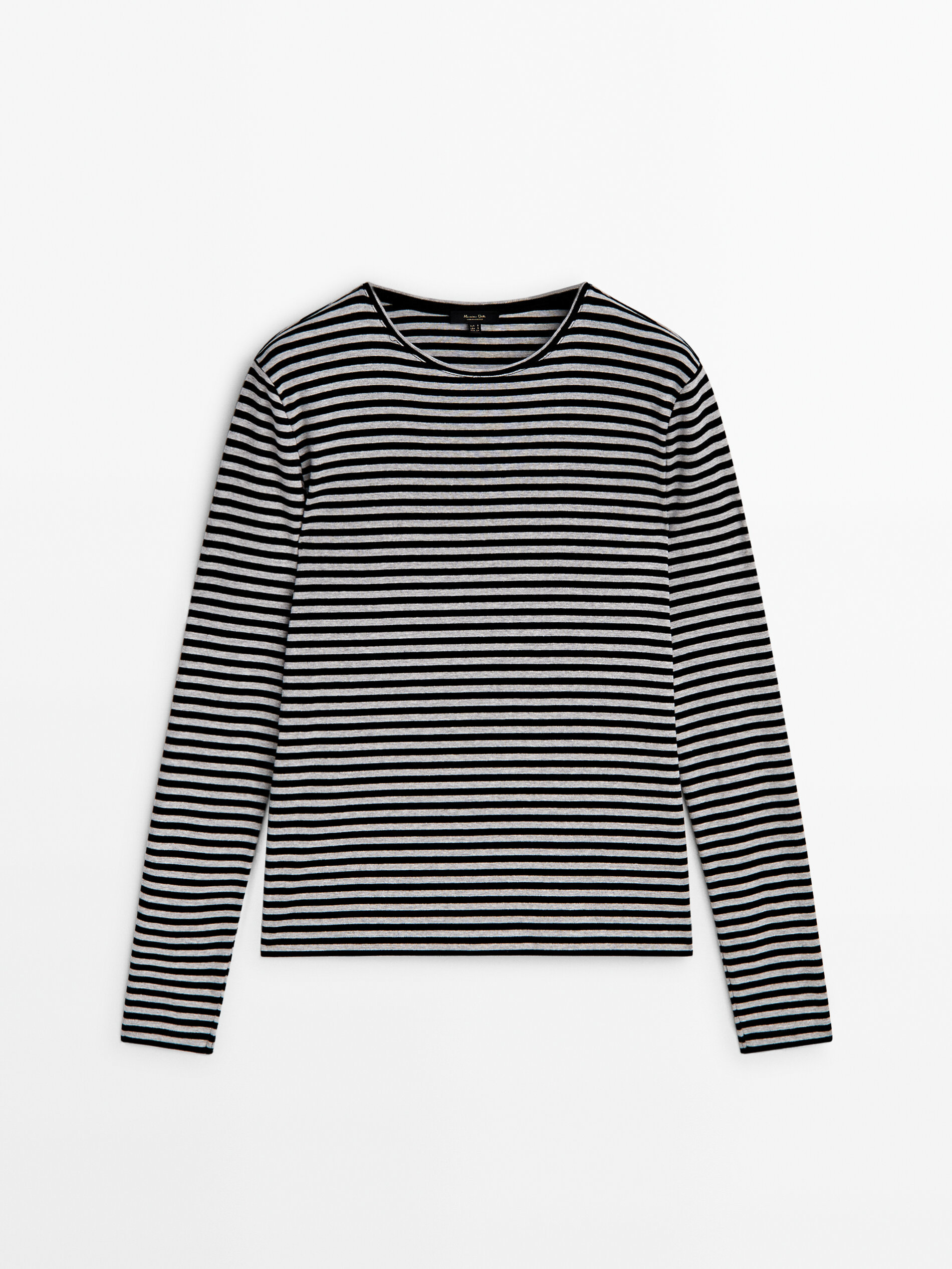 Ponte una camiseta de rayas marineras de manga larga con estilo, de la mano de Massimo Dutti