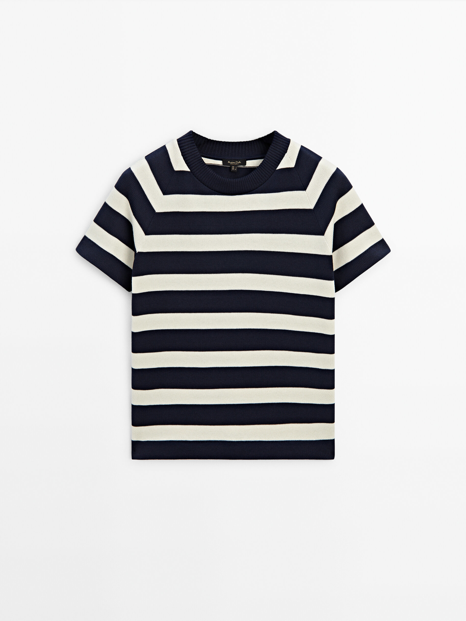 Ponte una camiseta de rayas marineras con acabados acanalados con estilo, de la mano de Massimo Dutti