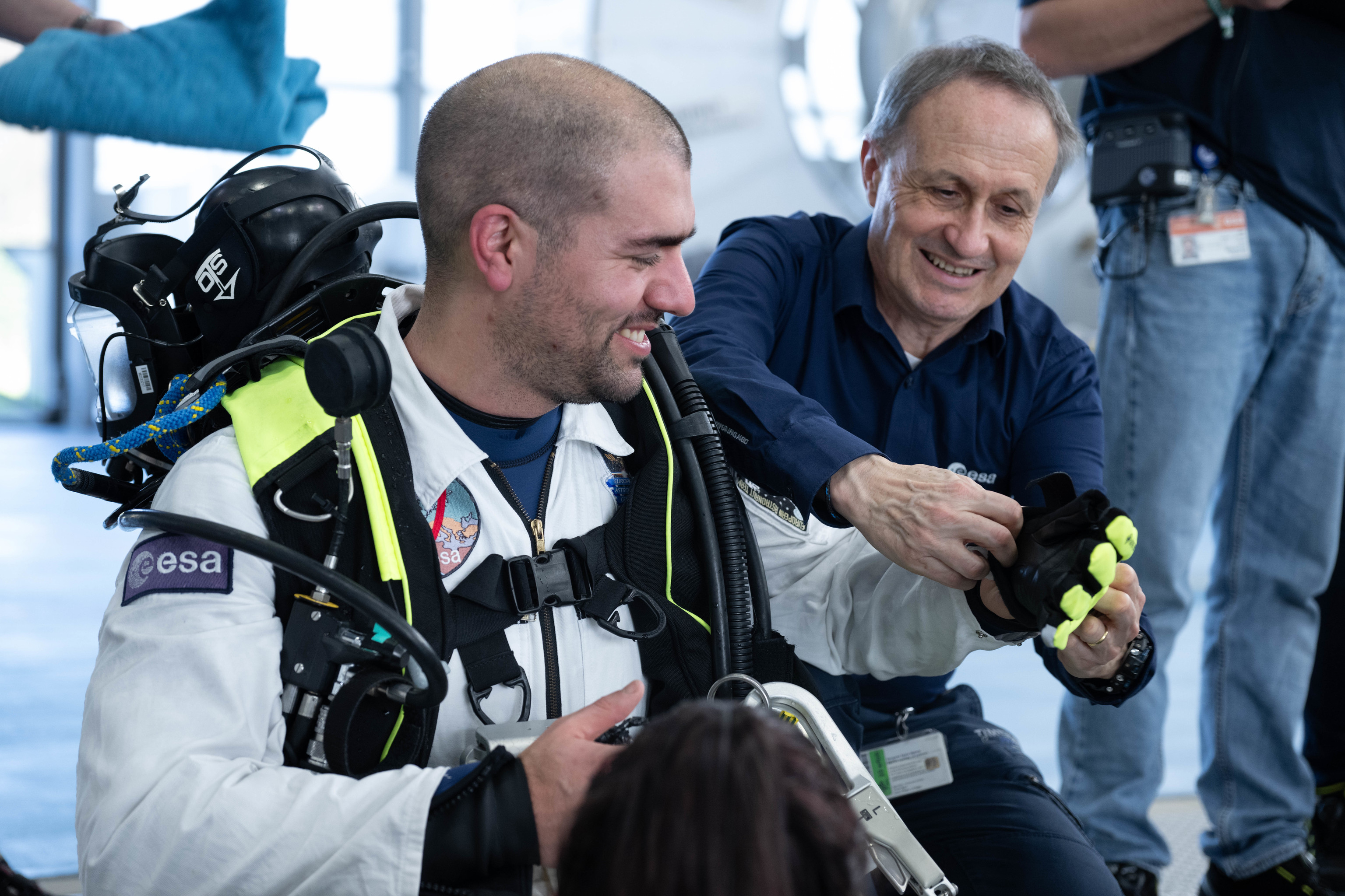 Pablo lvarez, en un entrenamiento en la piscina junto al entrenador y ex astronauta Herv Stevenin