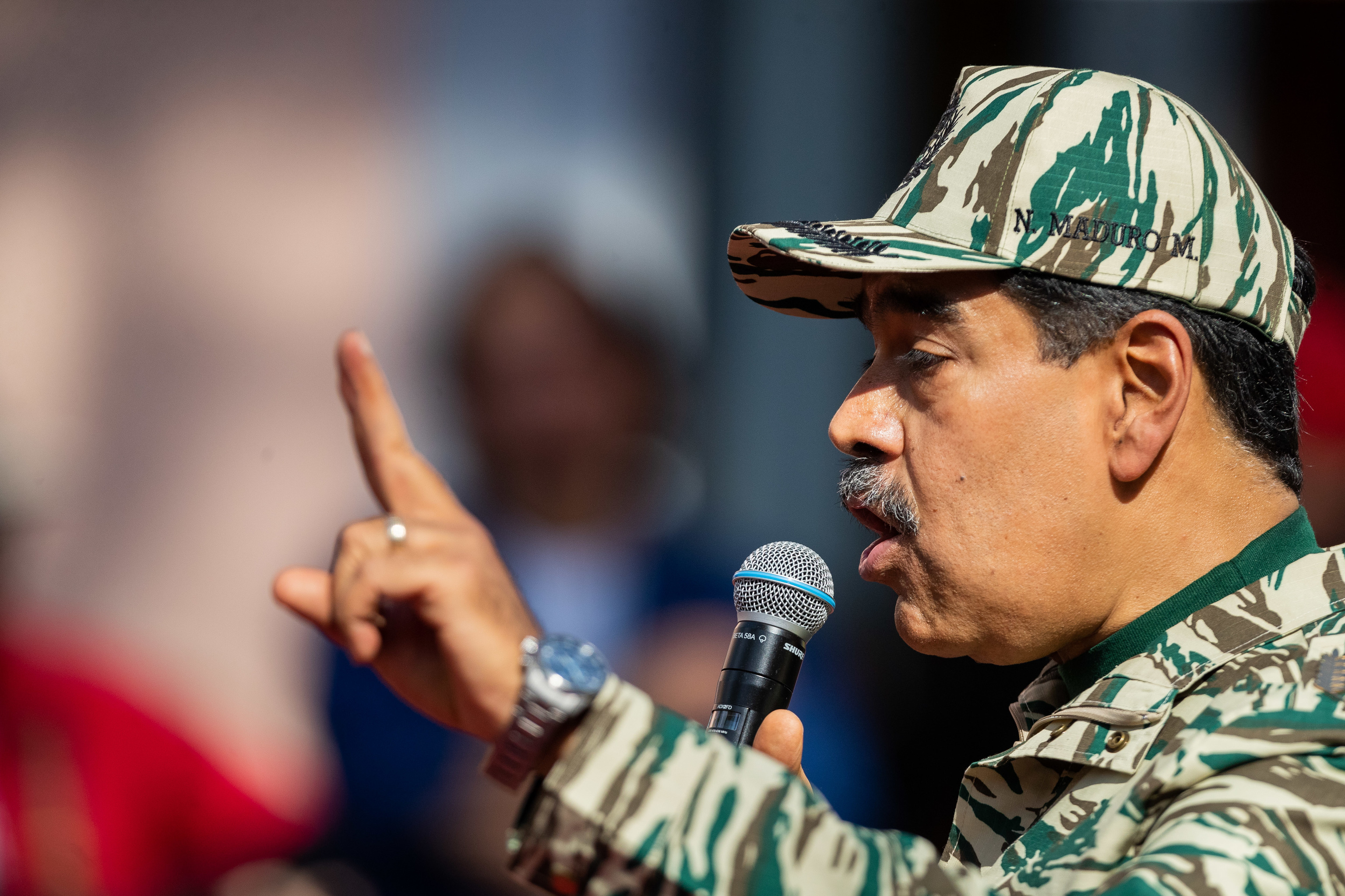 AME7309. CARACAS (VENEZUELA), 13/04/2024.- El presidente de Venezuela, Nicols Maduro, ofrece un discurso este sbado, en Caracas (Venezuela). Maduro propuso este sbado una reforma constitucional para incluir "ya" la pena de cadena perpetua contra los "vendepatria" y los corruptos, para que "esa gente se pudra de por vida en la crcel", luego de haber expresado el "dolor" que le ocasion la "traicin" de exfuncionarios acusados de corrupcin, entre ellos el exministro de Petrleo Tareck el Aissami. EFE/Rayner Pea R