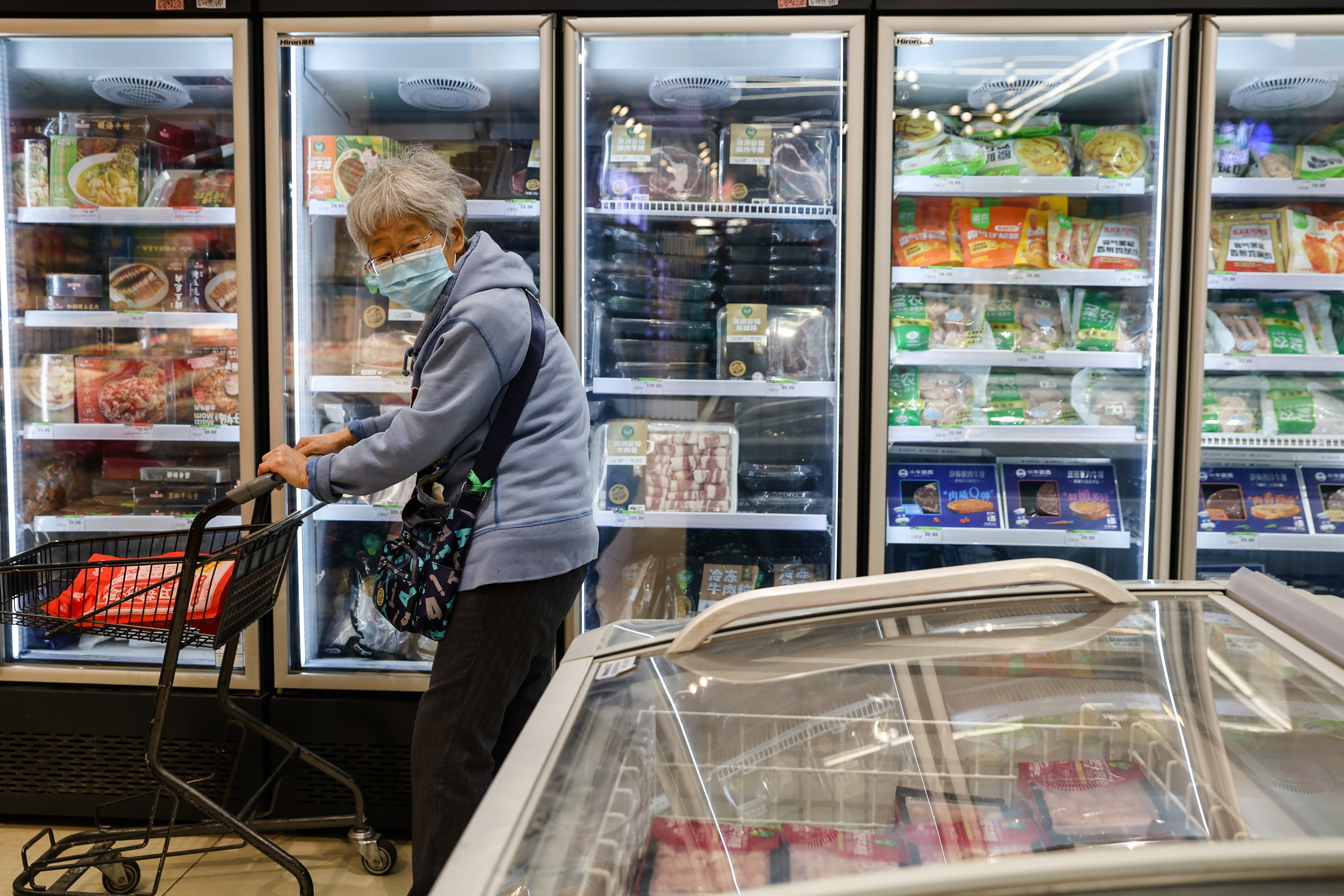 Una mujer en un supermercado de Pekn.