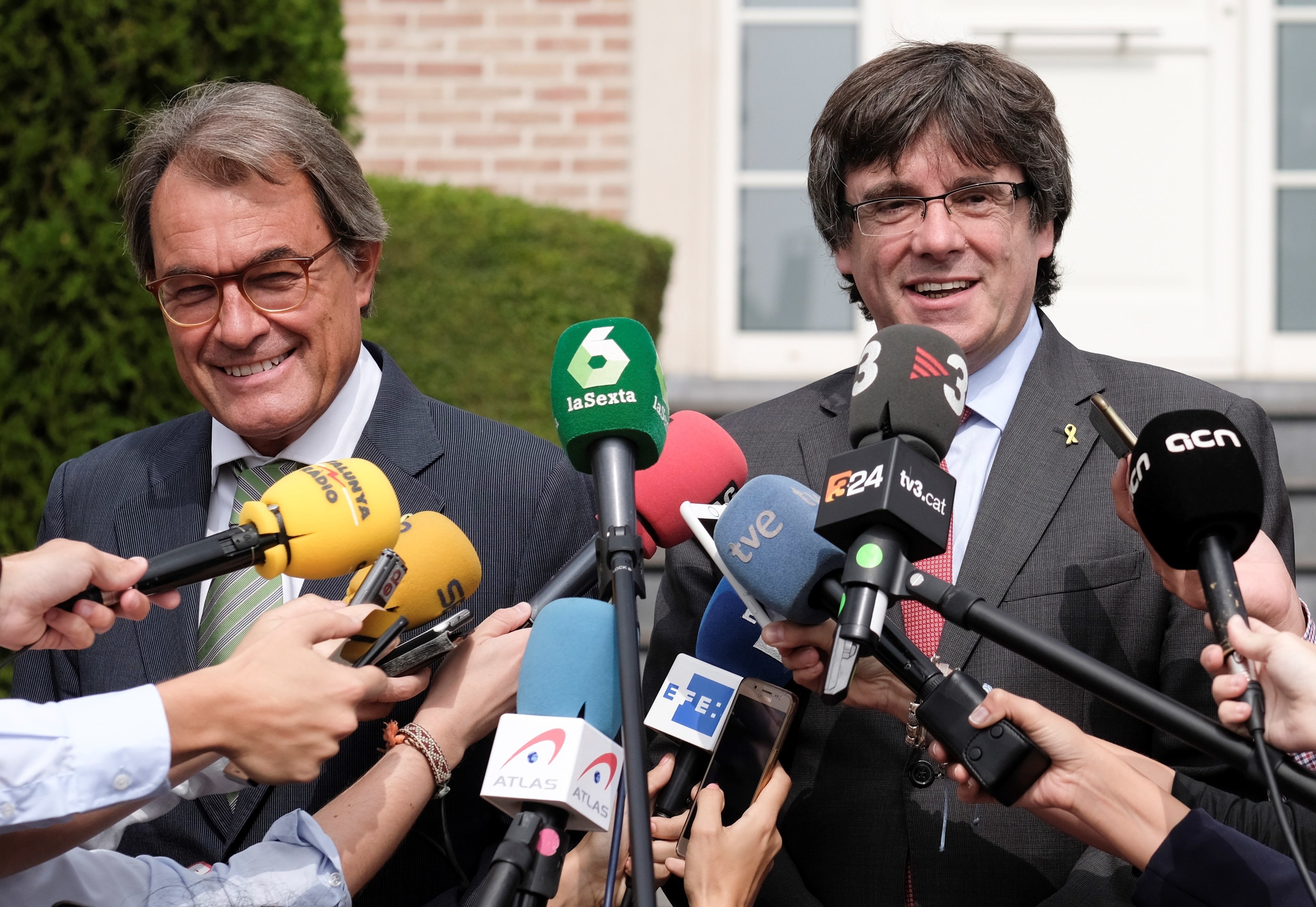 Los ex presidents Artur Mas y Carles Puigdemont, en Waterloo (Blgica) en 2018.