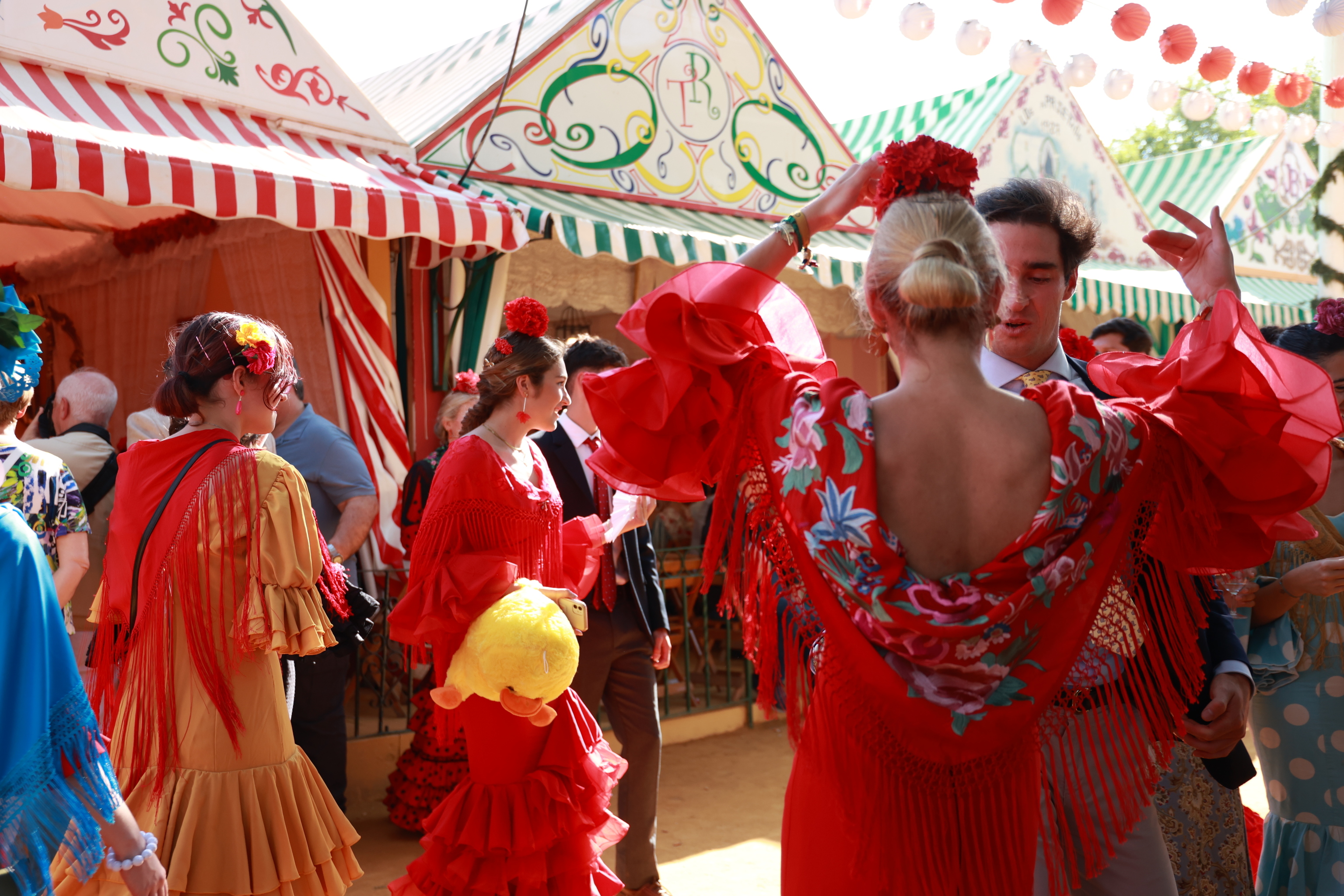 Una pareja baila sevillanas a la puerta de una caseta en el real de la Feria de Abril de Sevilla.