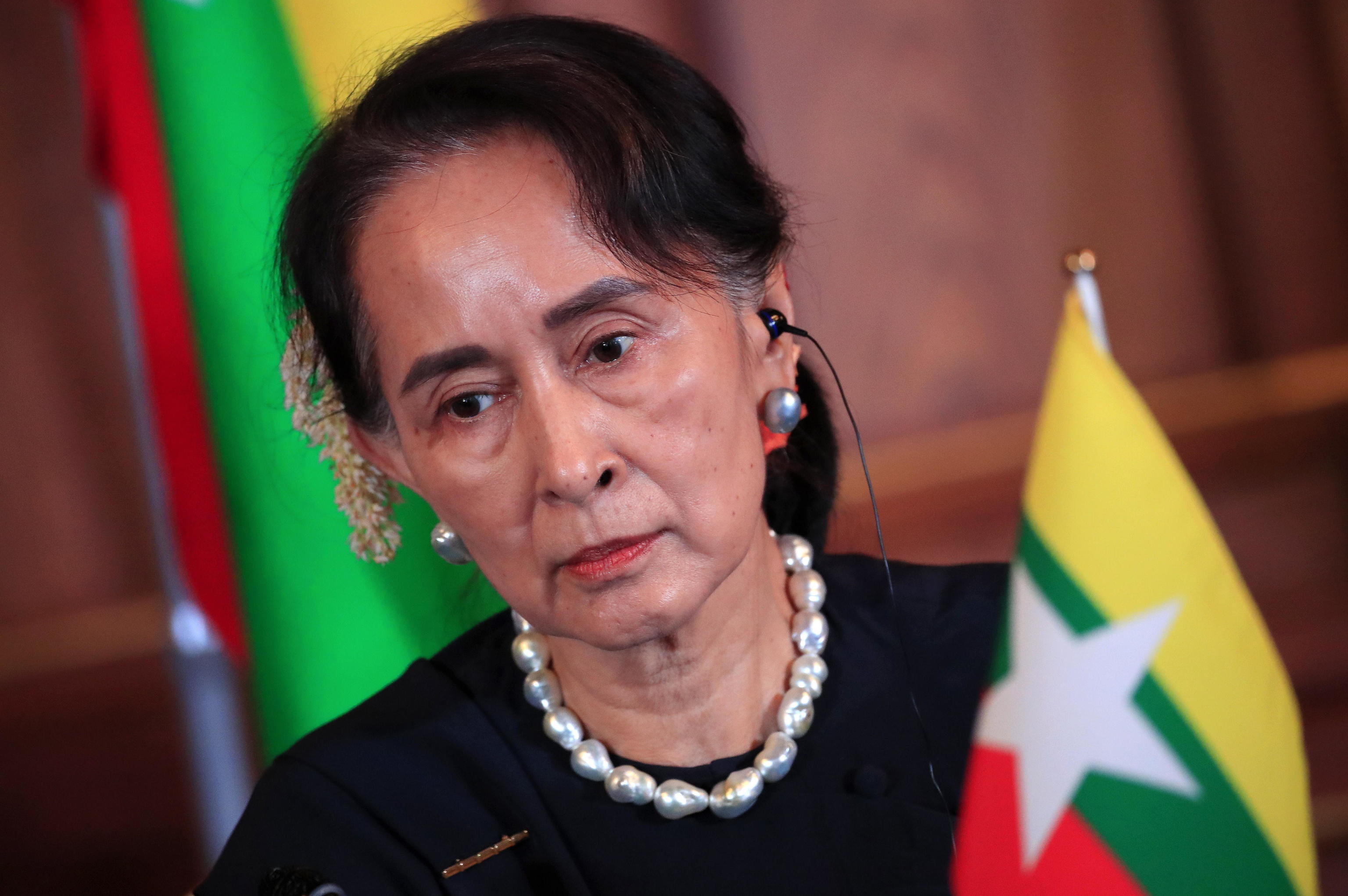La consejera de Estado de Myanmar, Aung San Suu Kyi, asiste al anuncio conjunto a la prensa de la Reunin de la Cumbre Japn-Mekong en la Casa de Huspedes de Estado del Palacio de Akasaka en Tokio, Japn, 09 de octubre de 2018 (reeditado el 17 de abril de 2024). La exlder encarcelada de Myanmar, Aung San Suu Kyi, fue trasladada de prisin a arresto domiciliario el 17 de abril de 2024, segn la Junta Militar. (Japn, Birmania, Tokio)