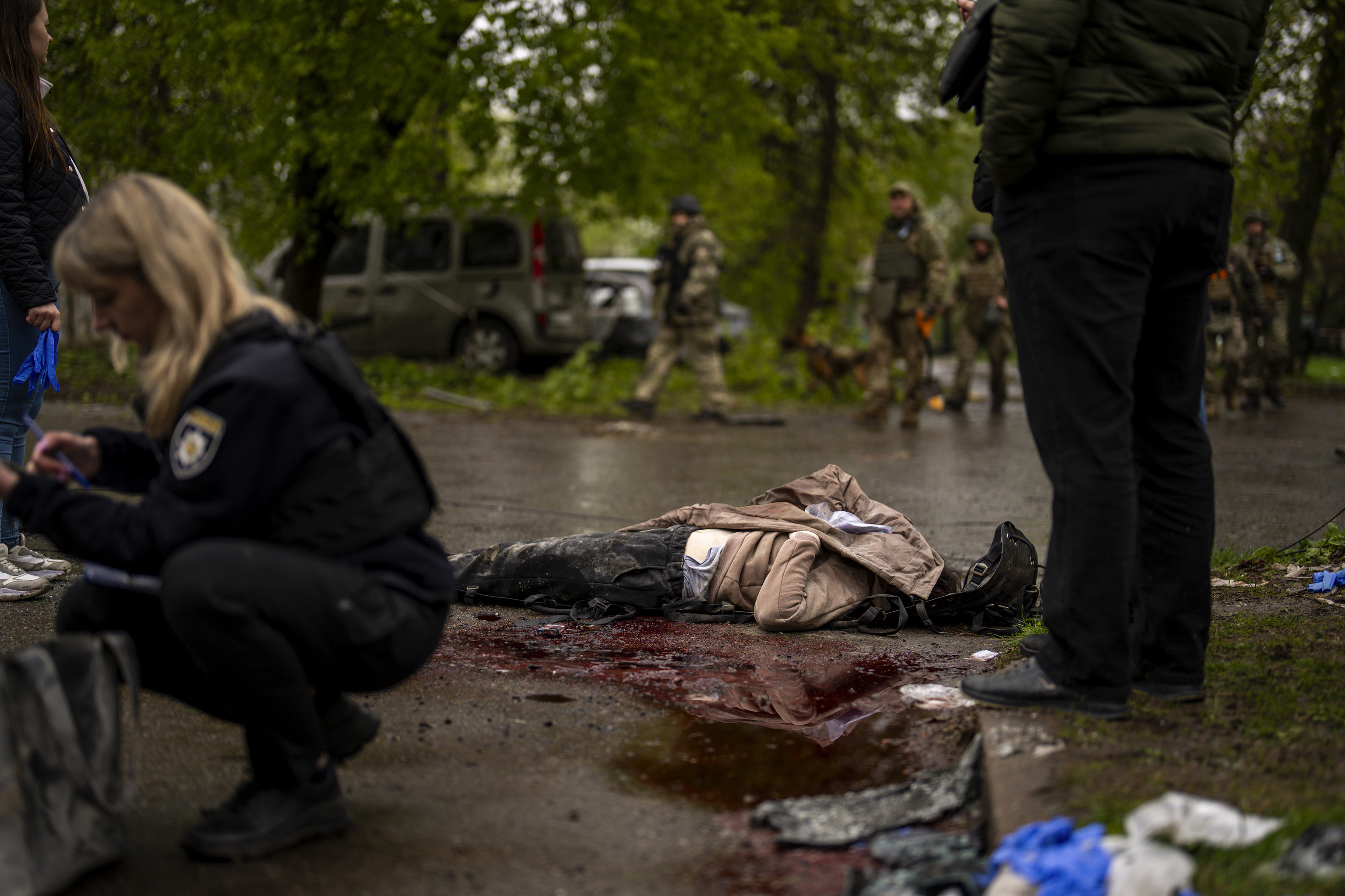El cuerpo de una mujer vctima del bombardeo ruso en Chernigiv contra tres edificios civiles.
