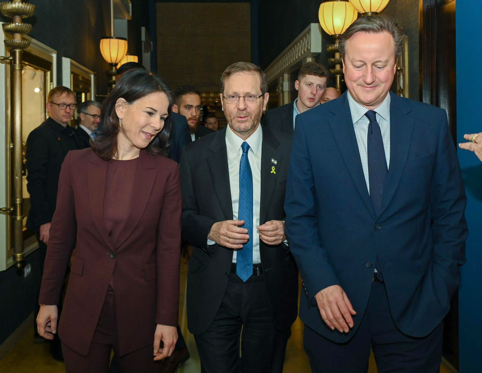 El presidente israel, Isaac Herzog (centro), con David Cameron y Annalena Baerbock.