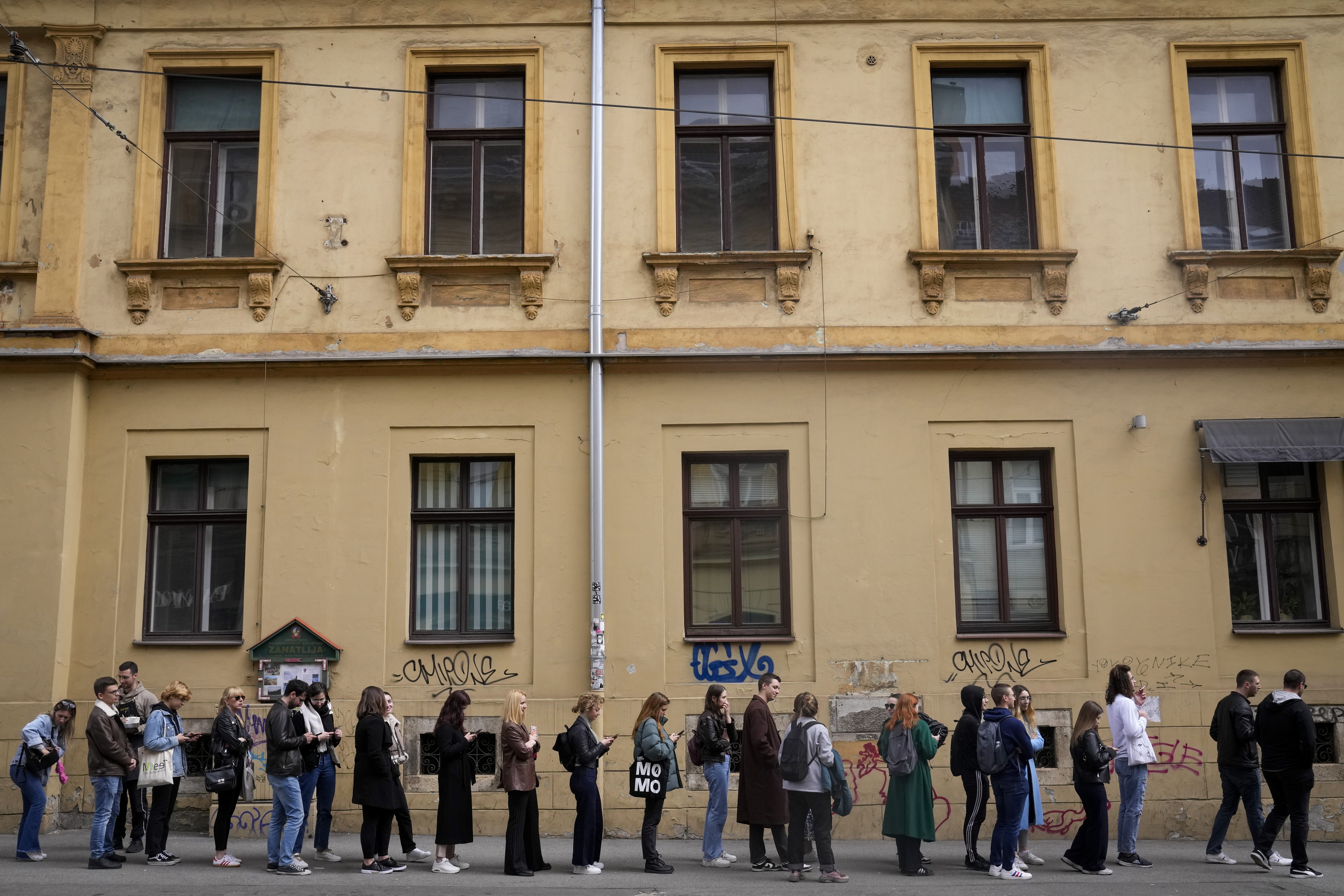 Una fila de votantes en Zagreb.