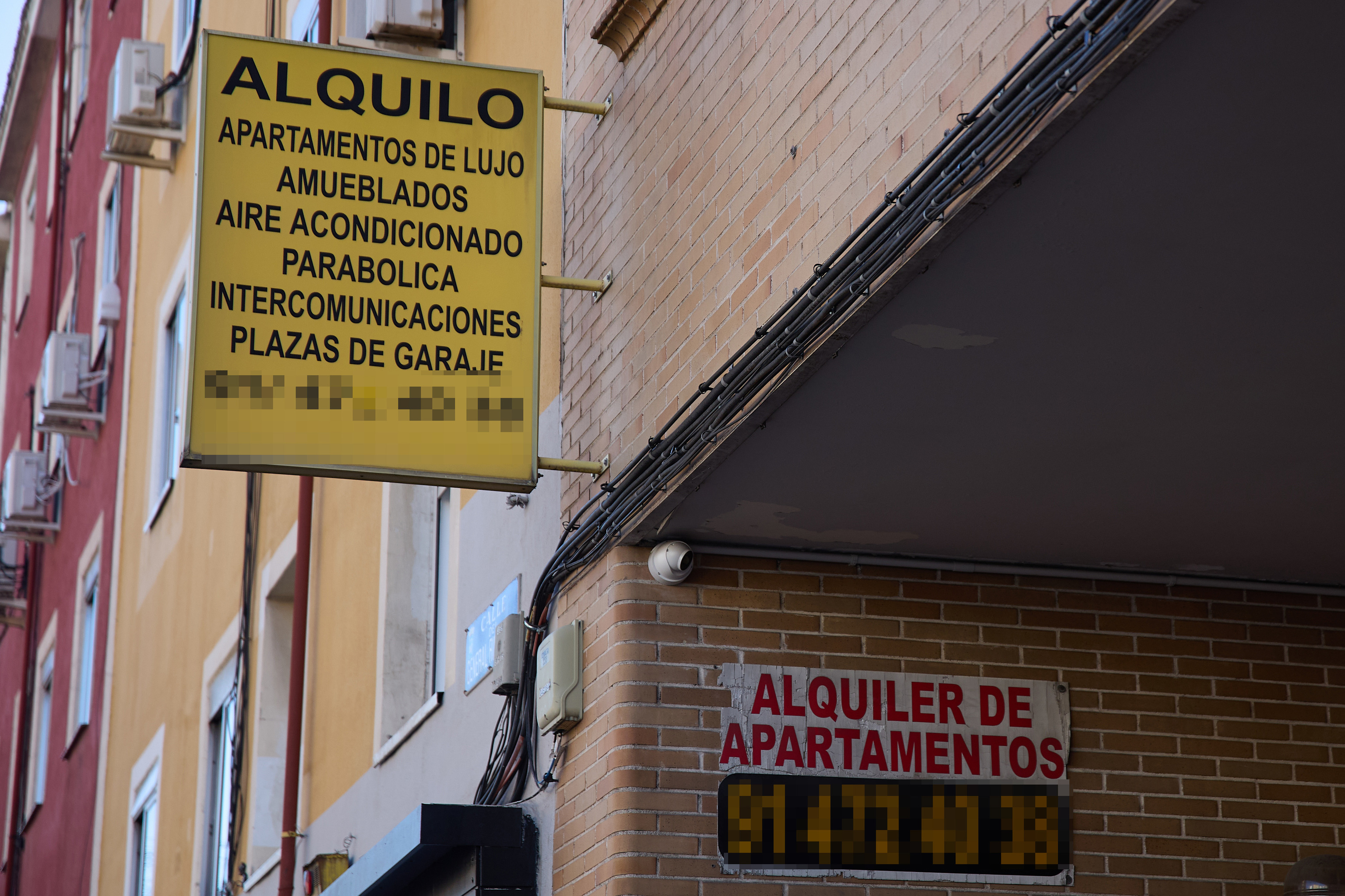 Cartel de alquiler en un edificio de Madrid.
