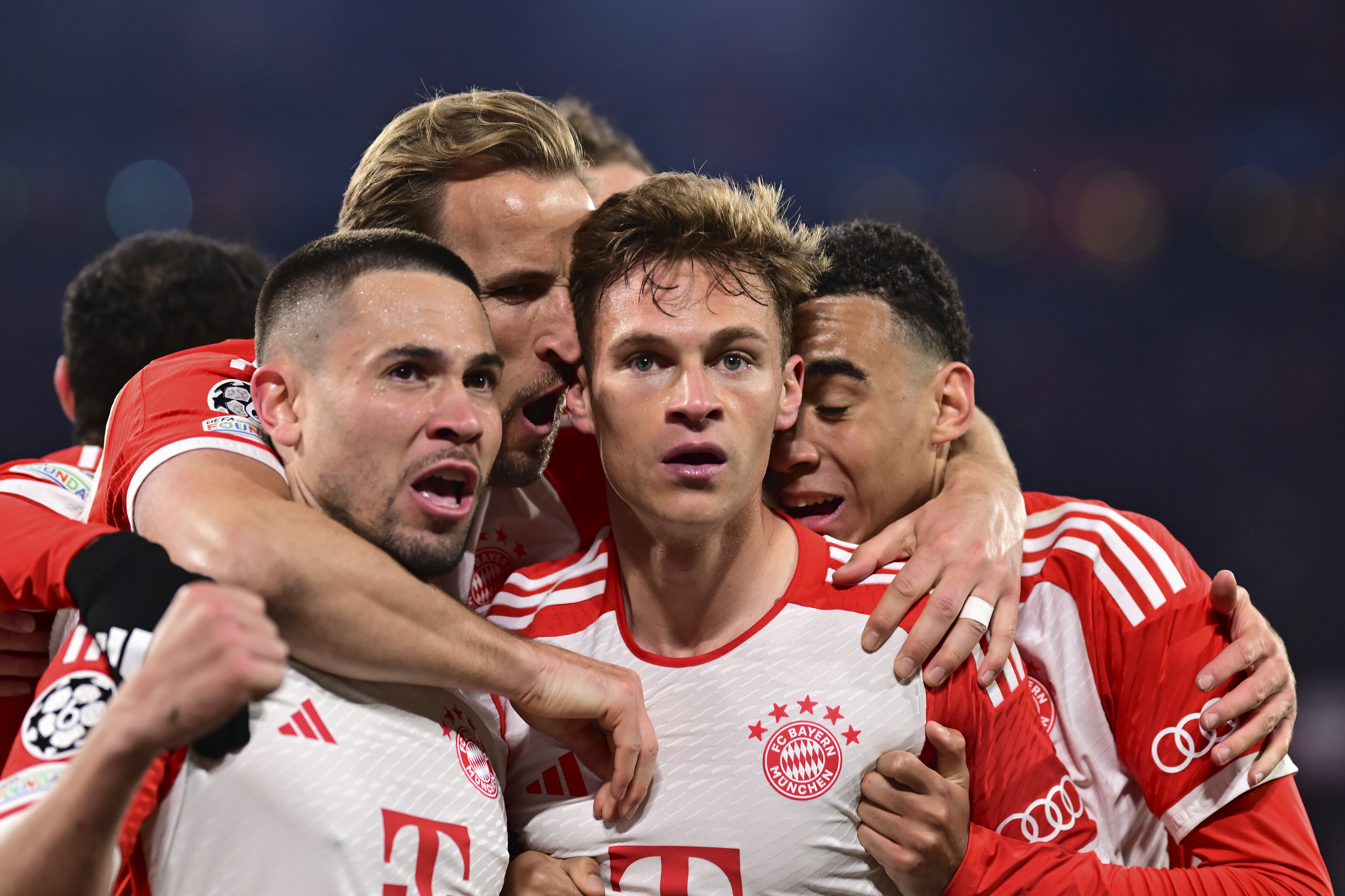 Los jugadores del Bayern rodean a Kimmich tras el gol.