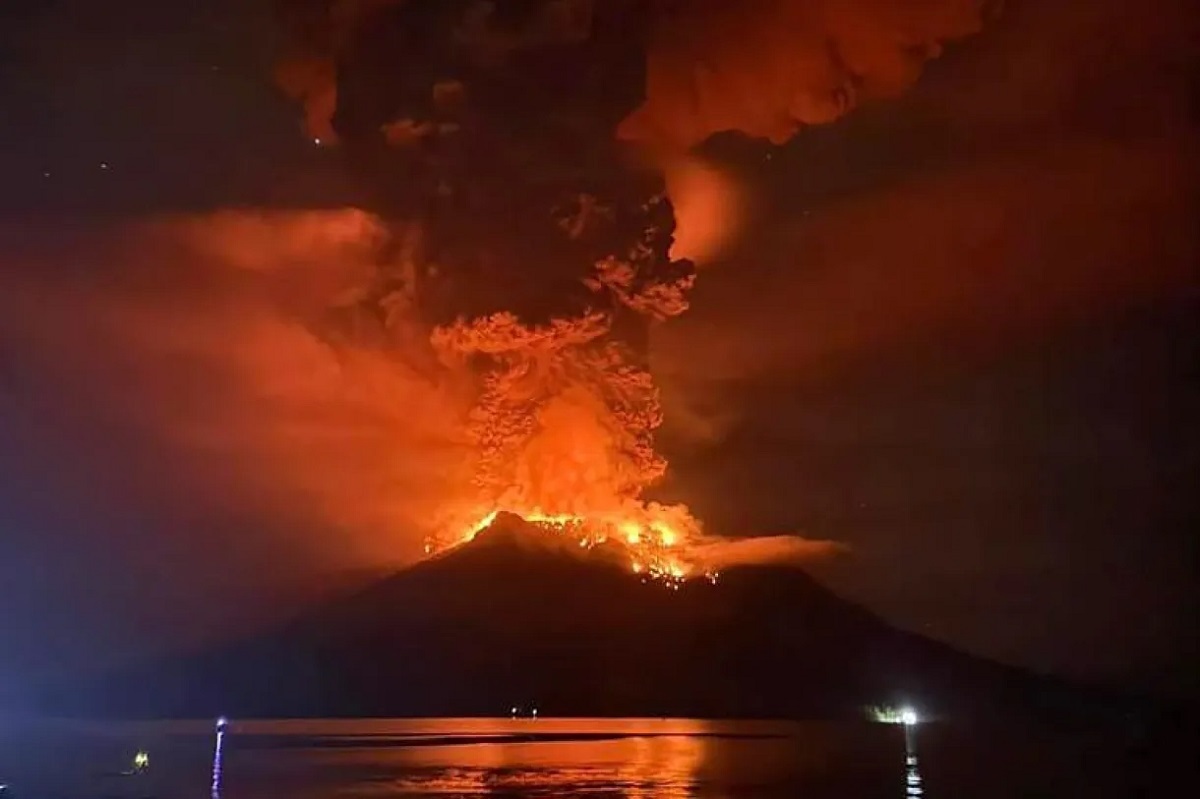 El monte Ruang durante su erupcin volcnica en Indonesia