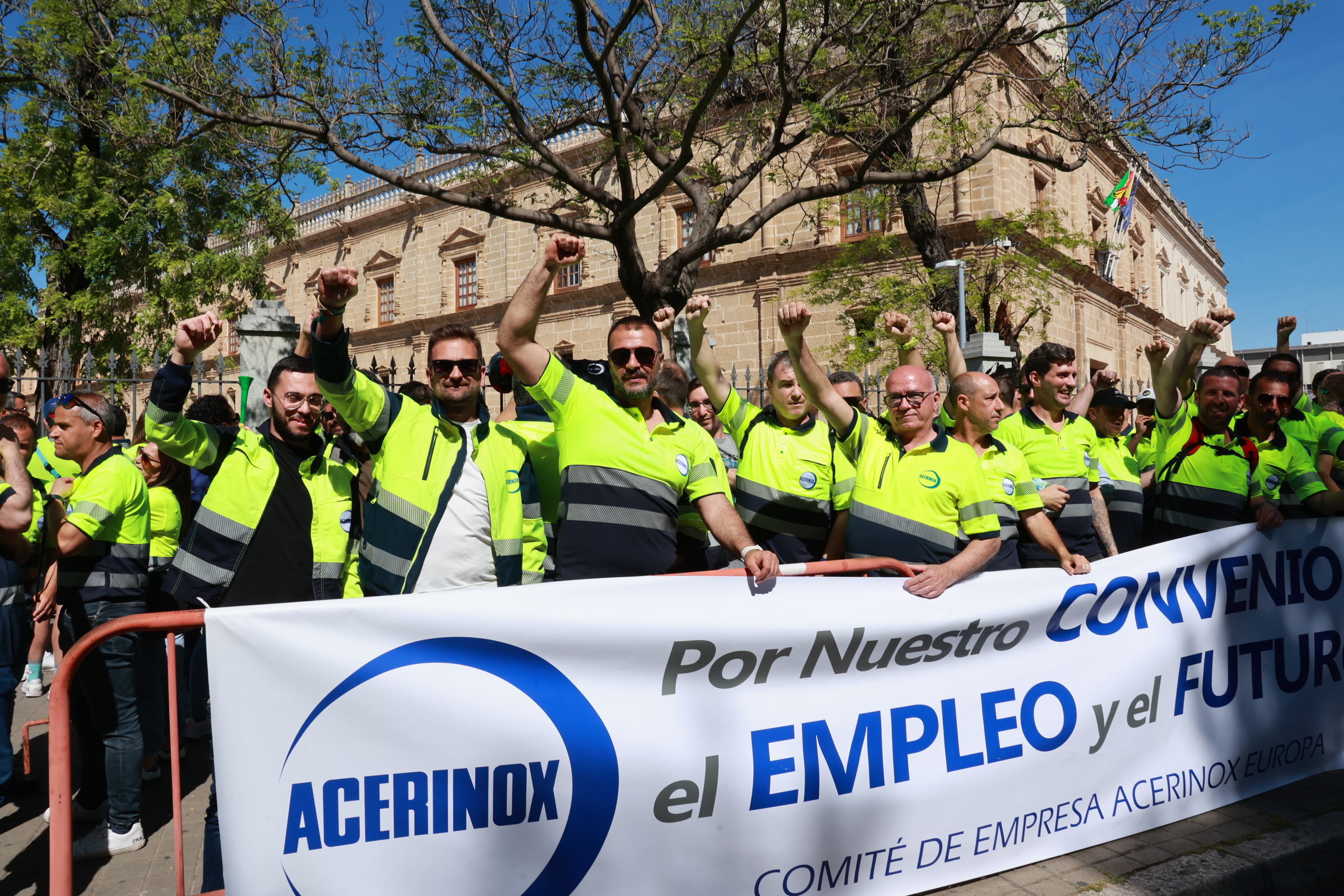 Trabajadores de Acerinox, a las puertas del Parlamento andaluz el 11 de abril pasado.