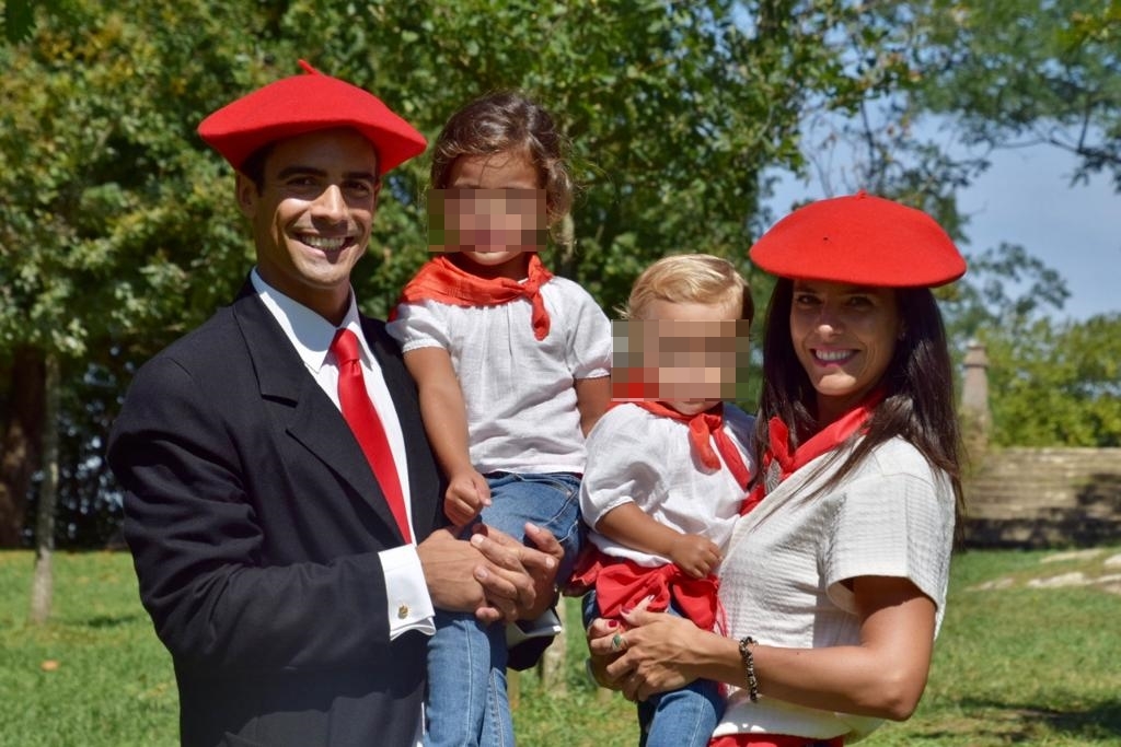 Juango y su mujer con dos de sus hijas en el da del Alarde en Hondarribia