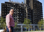 El héroe del incendio de Valencia vuelve al edificio: "Me gustaría que se reconstruyera y ser otra vez el conserje"