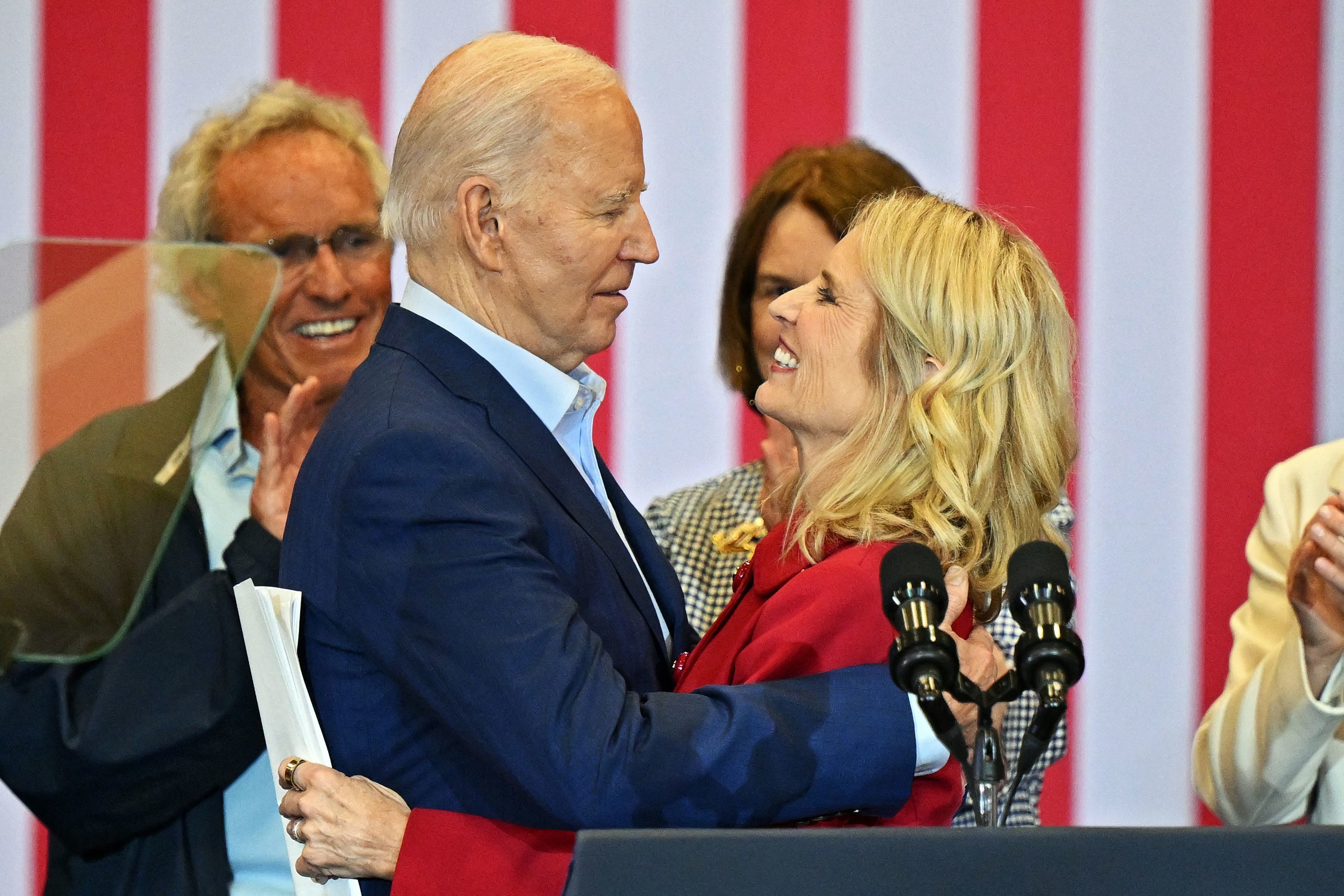 Joe Biden y Kerry Kennedy se abrazan durante un acto de campaa en Filadelfia.