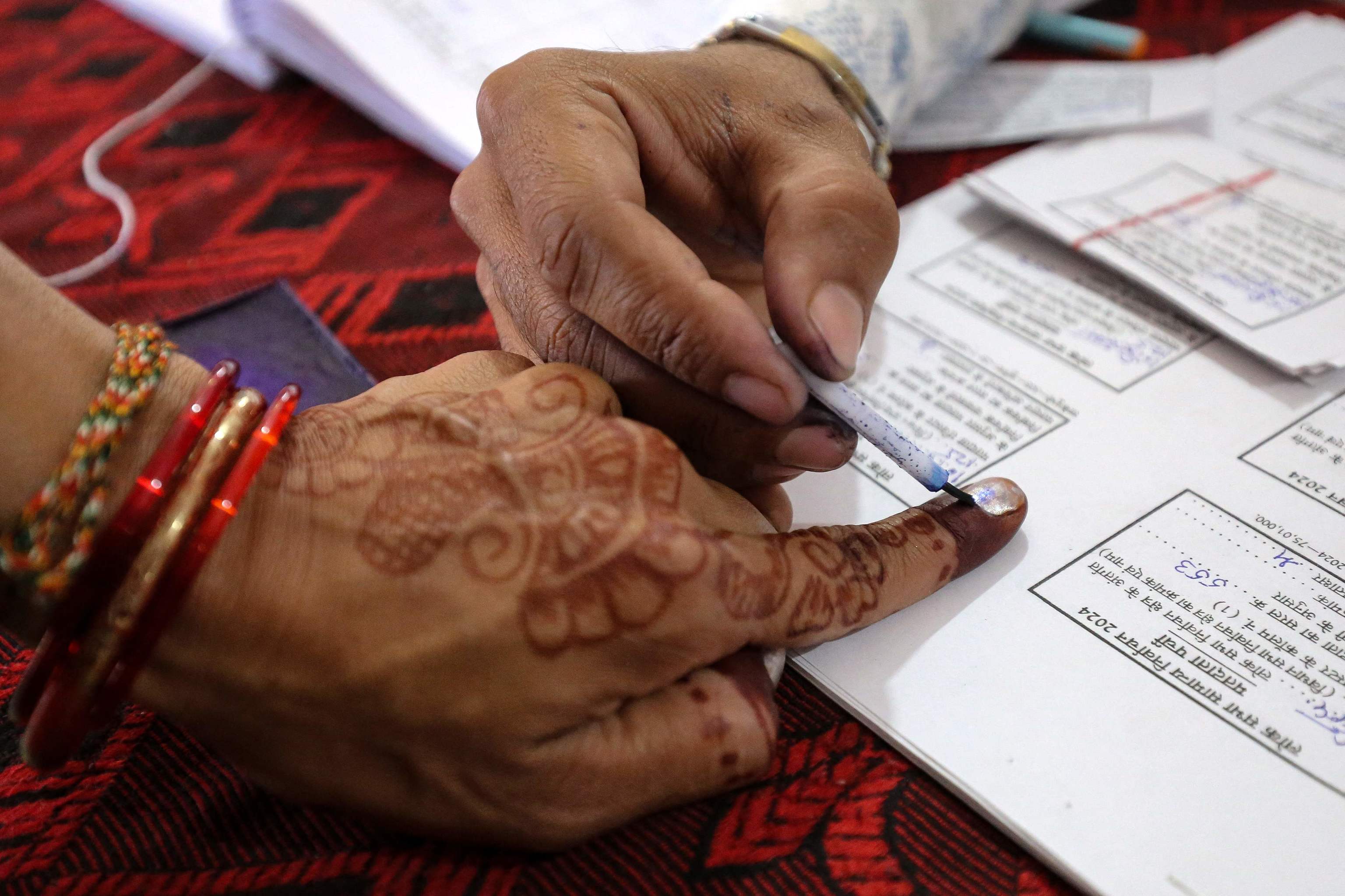 Una mujer votando, en Chhindwara.