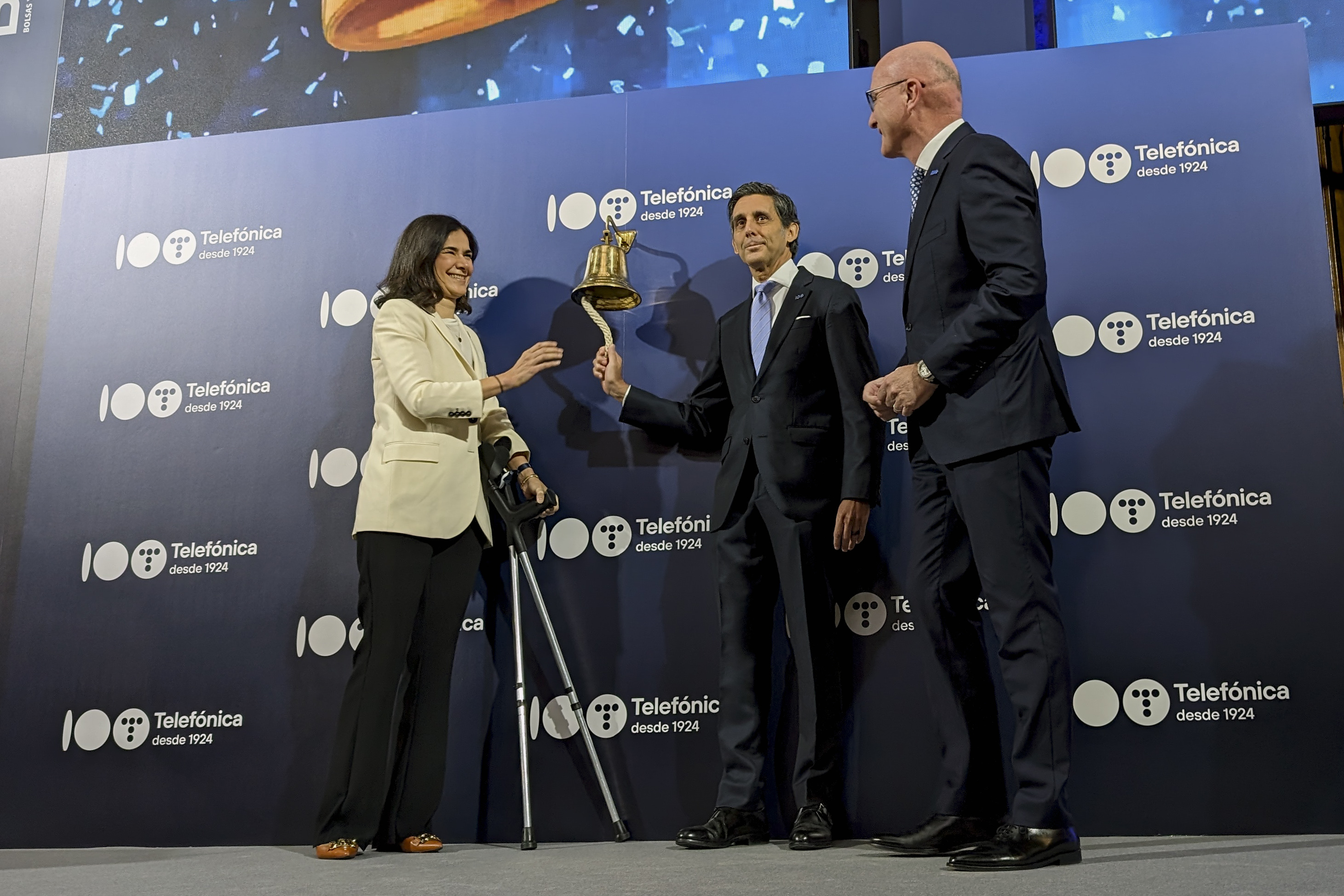 El presidente ejecutivo de Telefnica, Jos Mara lvarez-Pallete(c), durante el toque de campana en la bolsa de Madrid para celebrar el centenario de la compaa de telecomunicaciones, este viernes.