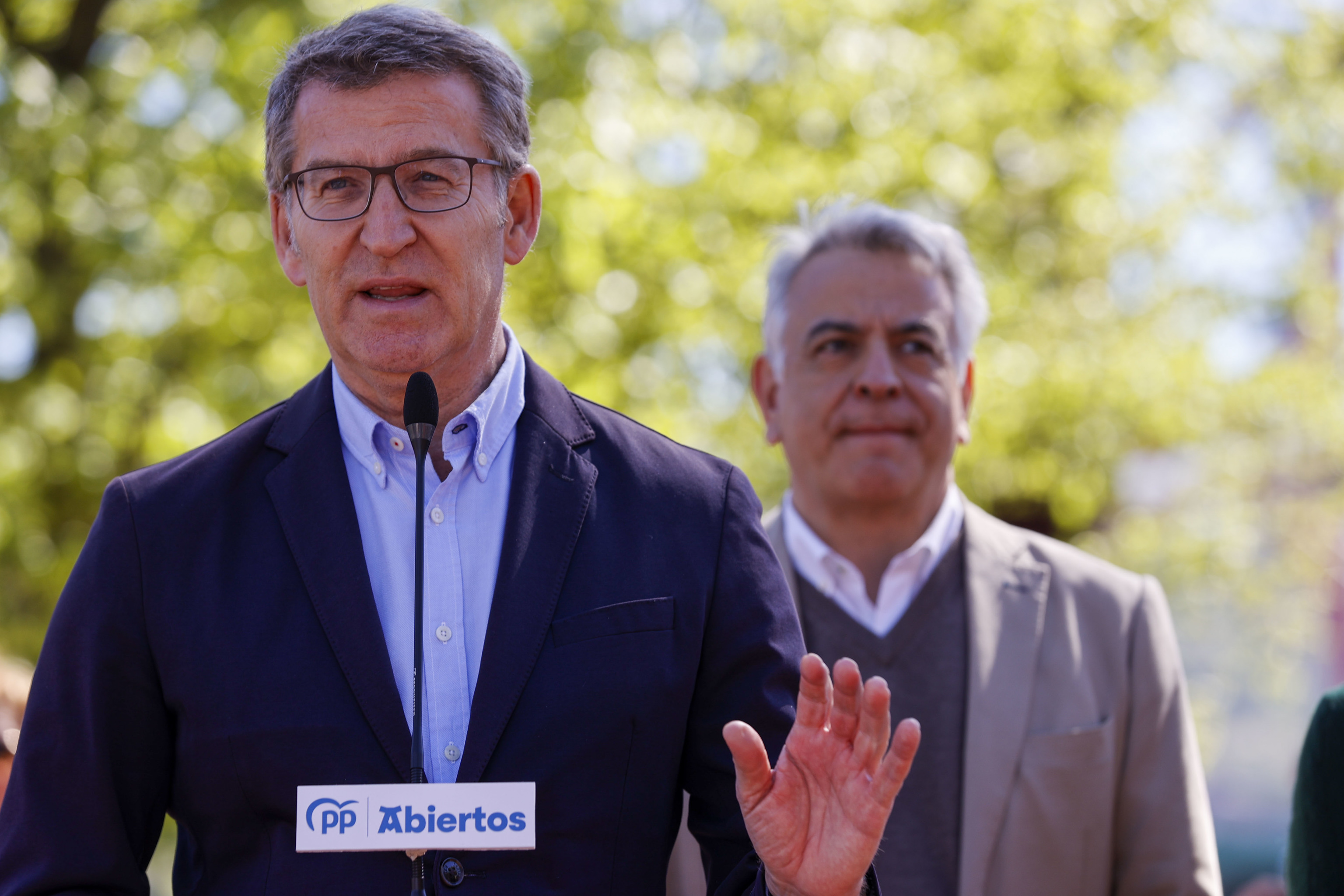 Alberto Nez Feijo y el candidato del PP al Pas Vasco, Javier de Andrs, este viernes, en Bilbao.
