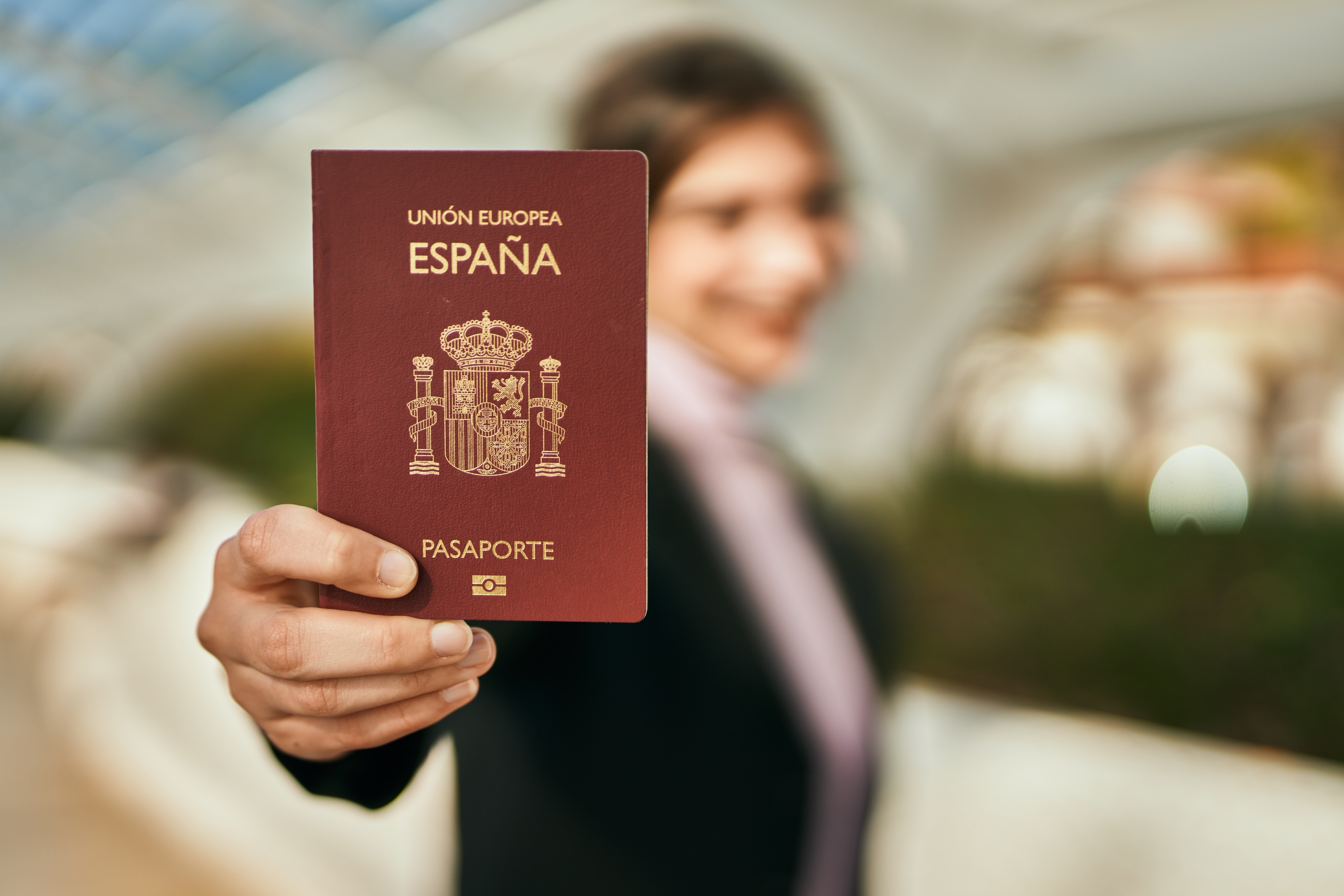 Una joven con un pasaporte espaol.