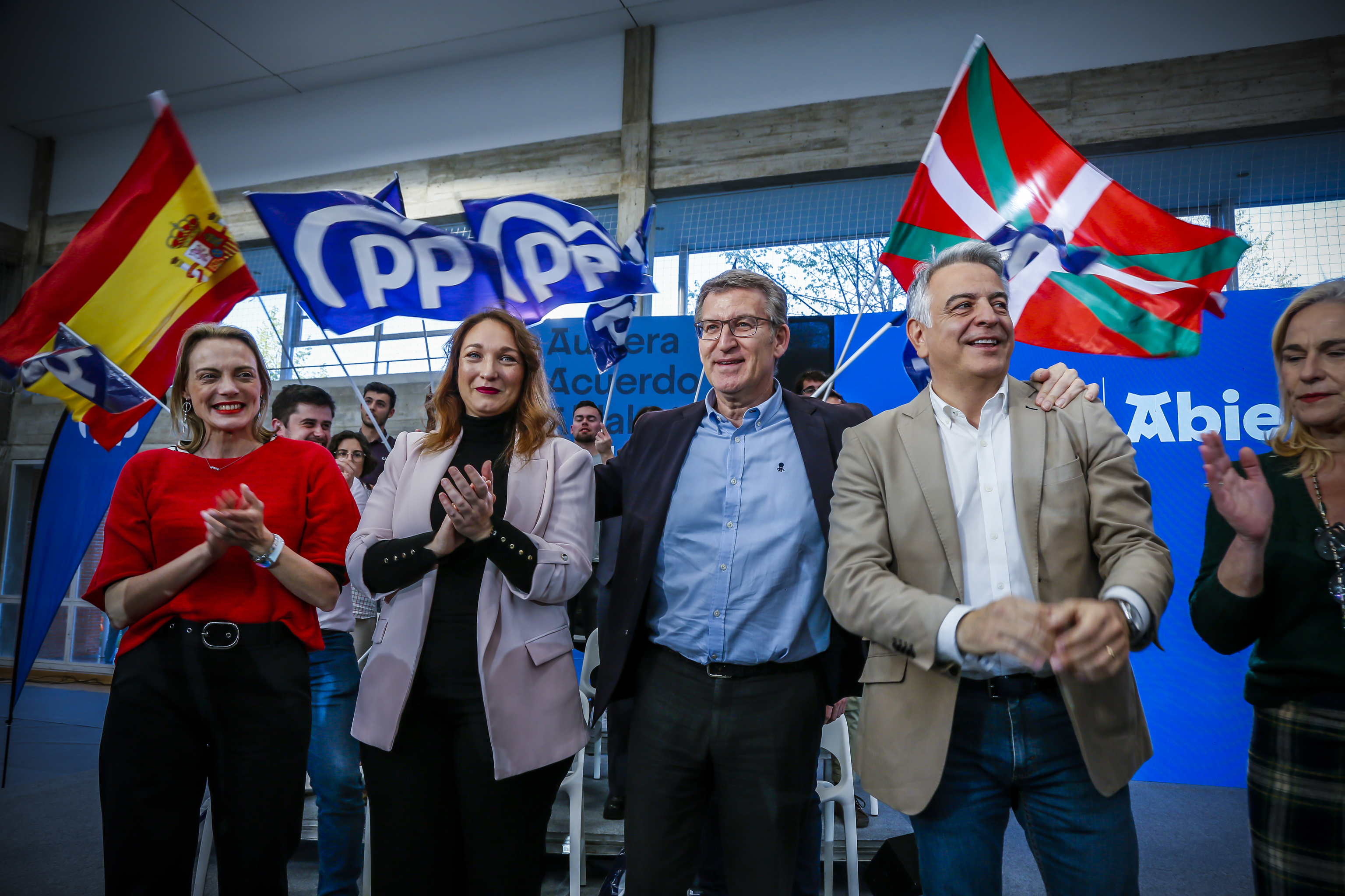 Alberto Nez Feijo, ayer durante el cierre de campaa del PP junto al candidato Javier de Andrs.