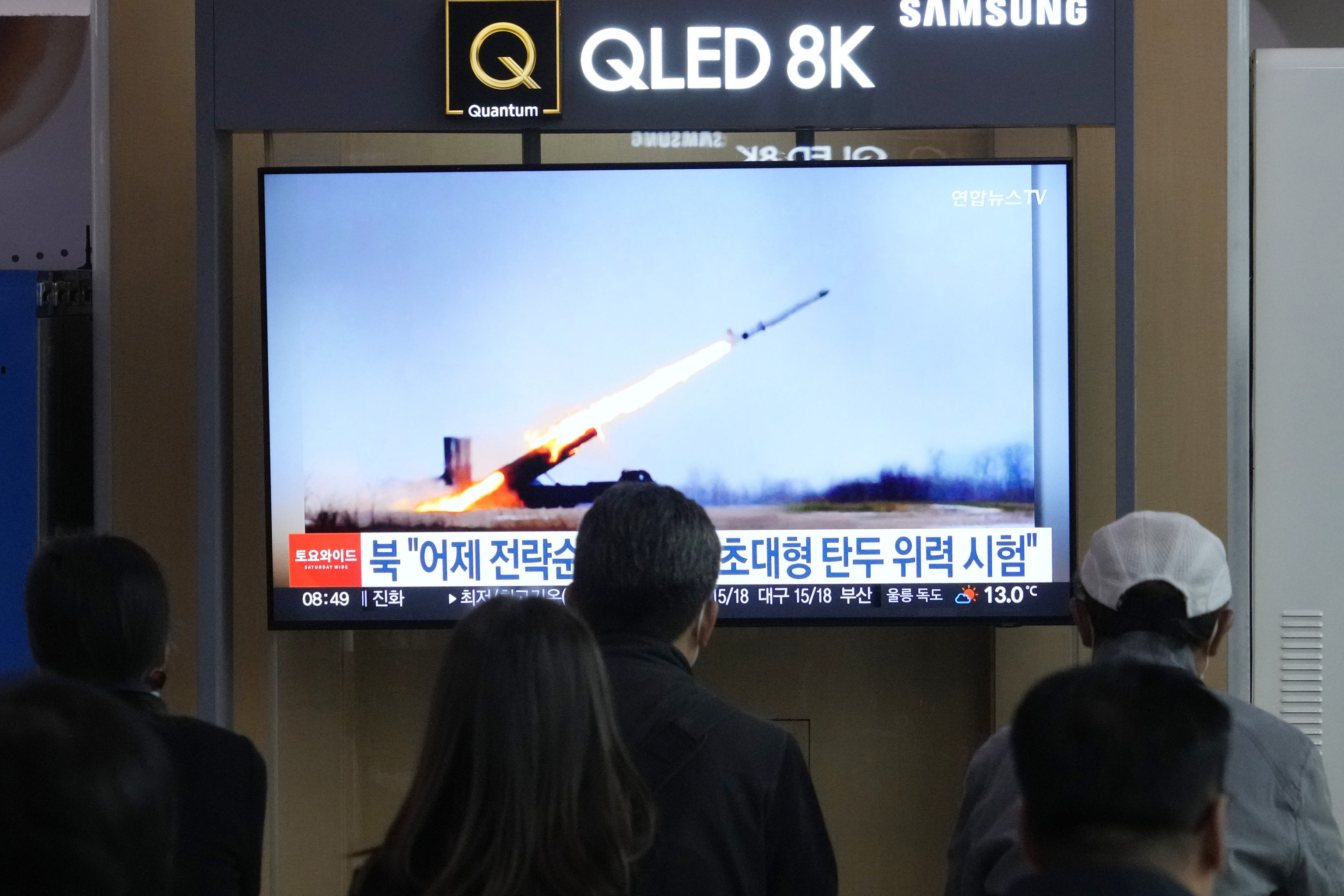Una pantalla de televisin muestra una imagen del lanzamiento de misiles de Corea del Norte durante un programa de noticias en la Estacin de Ferrocarril de Sel en Sel, Corea del Sur, el sbado 20 de abril de 2024. Corea del Norte dijo el sbado que prob una cabeza de guerra de misil de crucero "sper grande" y un nuevo misil antiareo en una zona costera occidental a medida que expande sus capacidades militares ante el aumento de las tensiones con Estados Unidos y Corea del Sur. (Foto de AP/Ahn Young-joon)