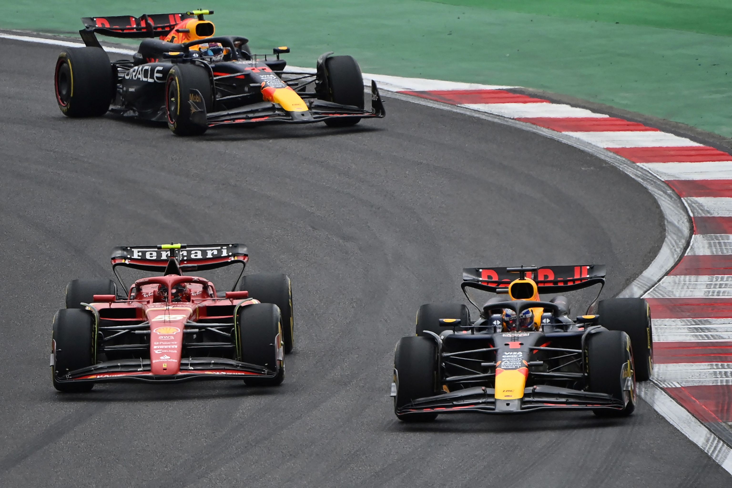 Verstappen pasa a Sainz durante el 'sprint' del GP de China.
