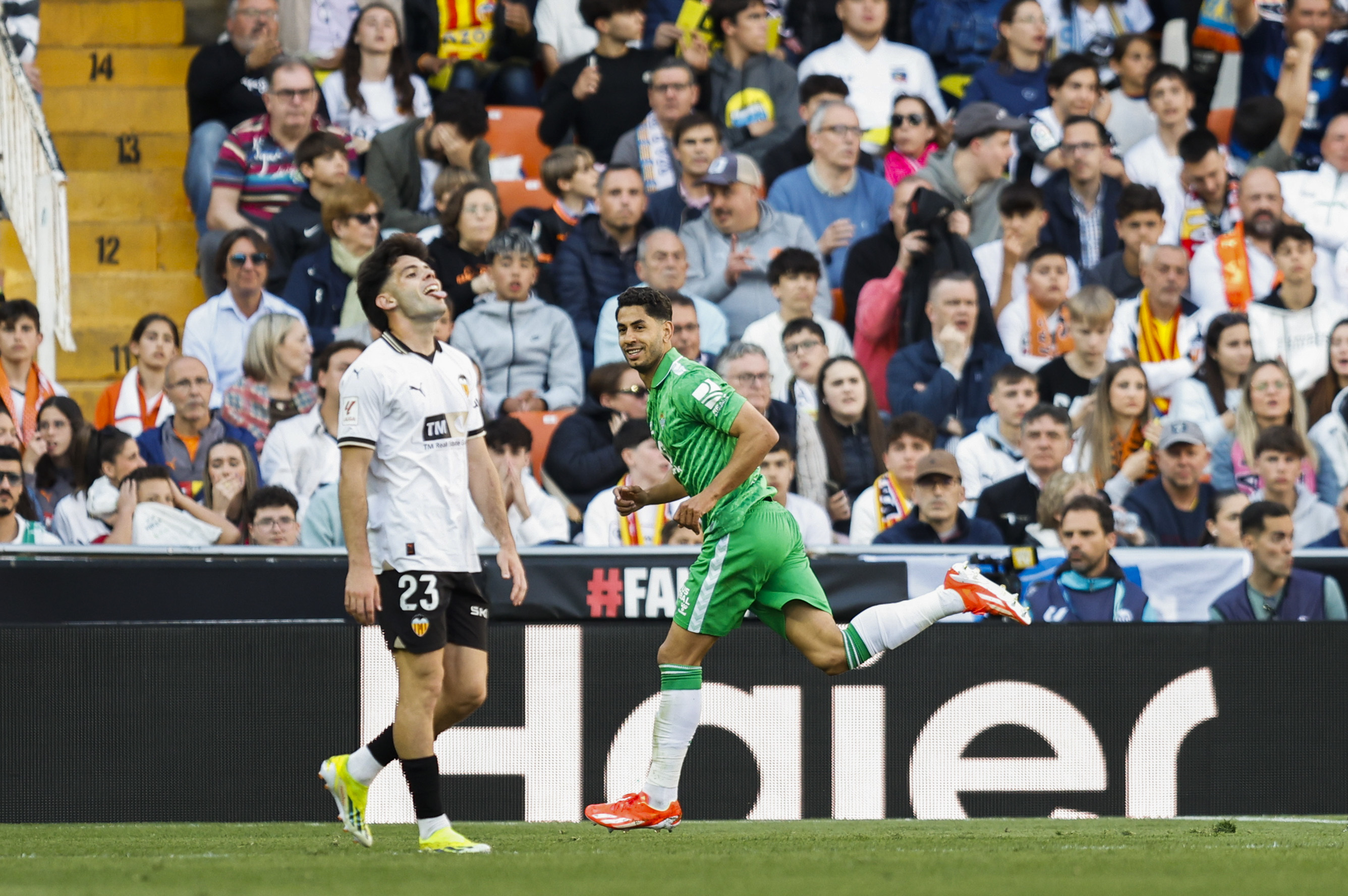 Ayoze celebra el primero de los dos goles que marc en Mestalla.
