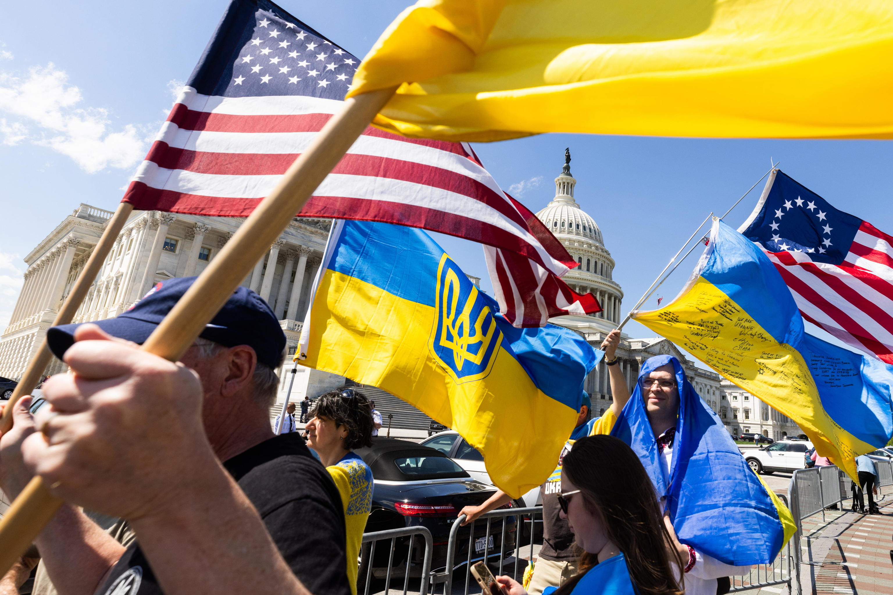 Washington (Estados Unidos), 20/04/2024.- Partidarios de Ucrania ondean banderas de Estados Unidos y Ucrania fuera del Capitolio de Estados Unidos despus de que la Cmara aprobara paquetes de ayuda extranjera a Ucrania, as como a Israel y Taiwn, en el Capitolio de Estados Unidos en Washington, DC, Estados Unidos, el 20 de abril de 2024. El lder de la mayora del Senado, Chuck Schumer, se ha comprometido a avanzar en los paquetes de ayuda extranjera tan pronto como la prxima semana. (Ucrania) EFE/EPA/JIM LO SCALZO