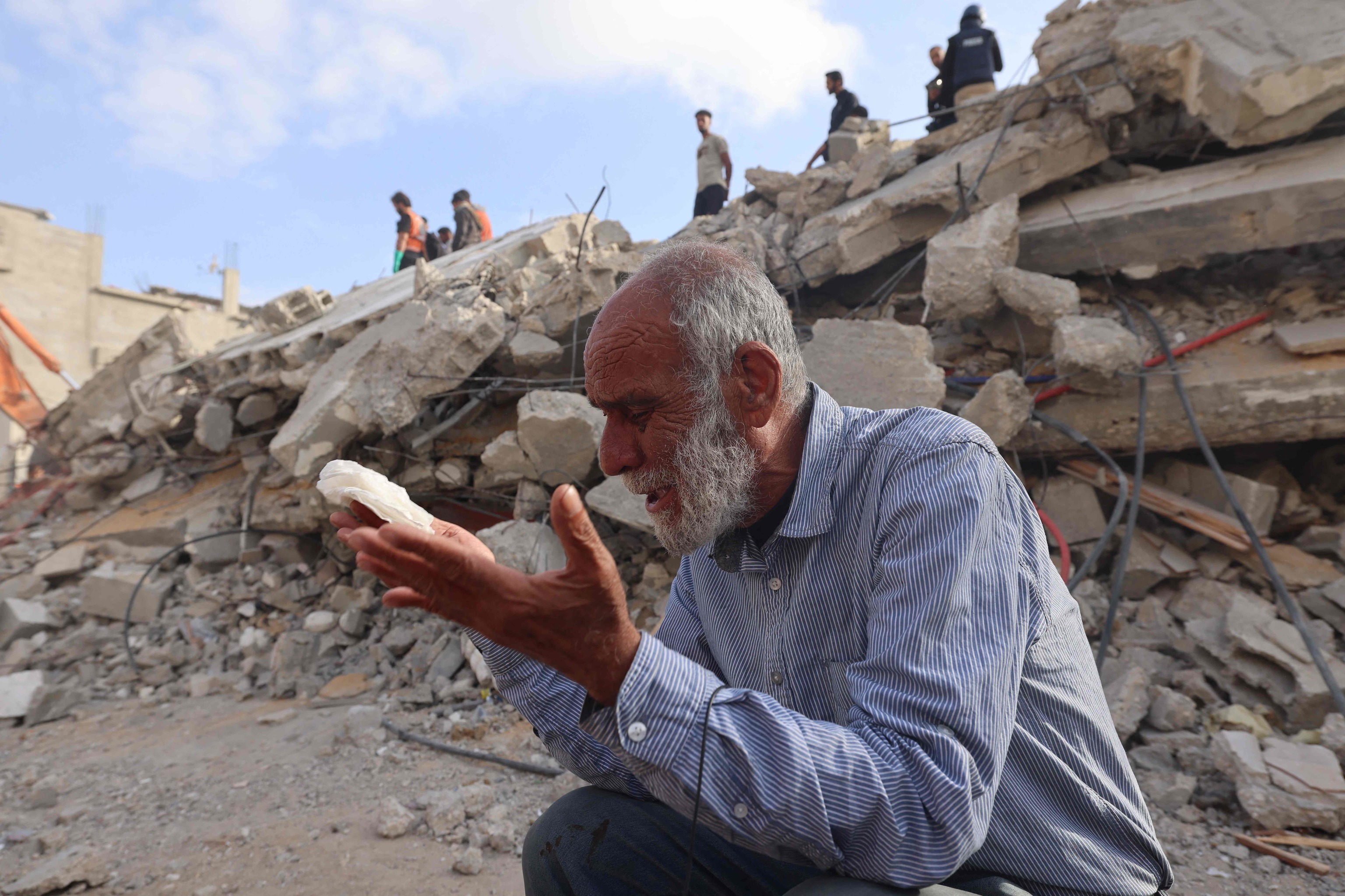 Un palestino espera ayer noticias de su hija mientras buscan supervivientes en un bombardeo en Rafah.