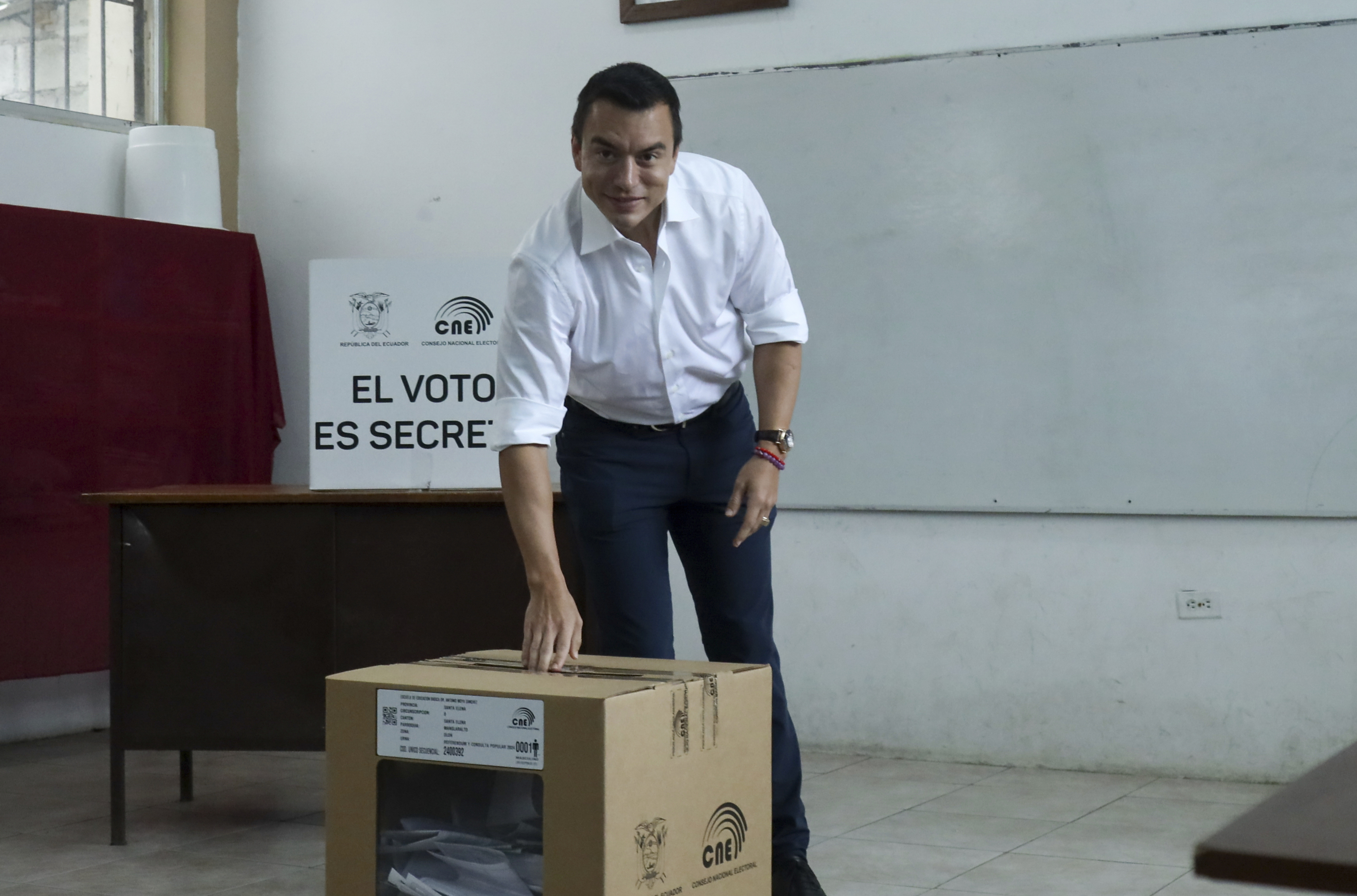Daniel Noboa vota en el referndum de este domingo, en Quito.