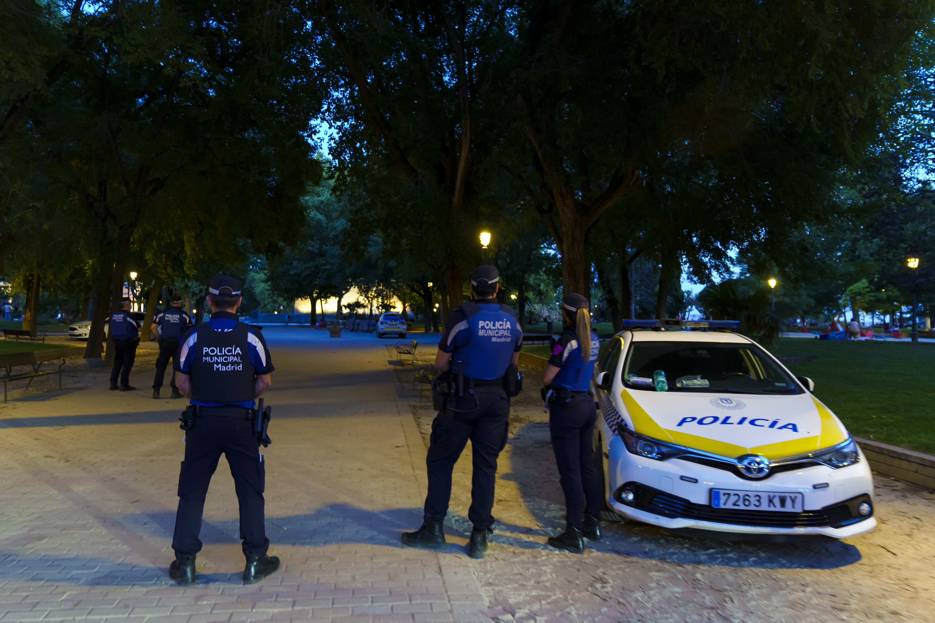 Policas Municipales durante un servicio de prevencin de botelln en Madrid.