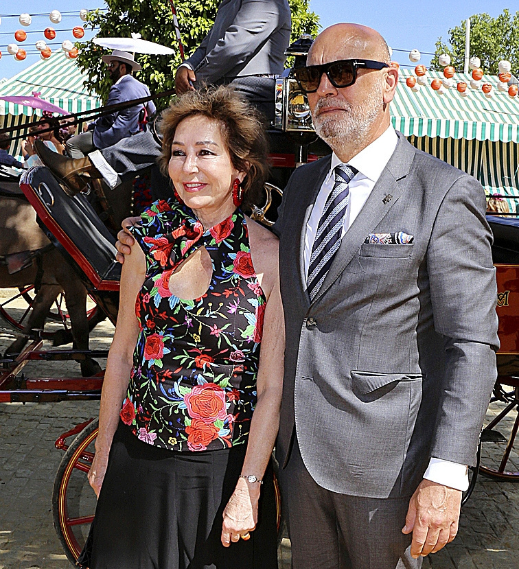 Ana Rosa Quintana y su marido, Juan Muoz, en la Feria de Abril