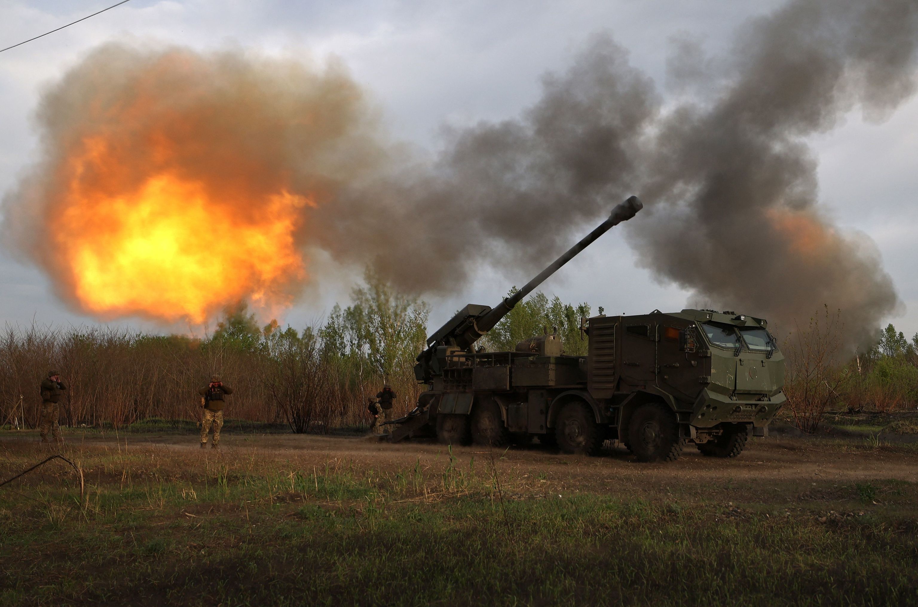 Artilleros de la Brigada 43, de Ucrania disparan un obs Bohdana de fabricacin local.