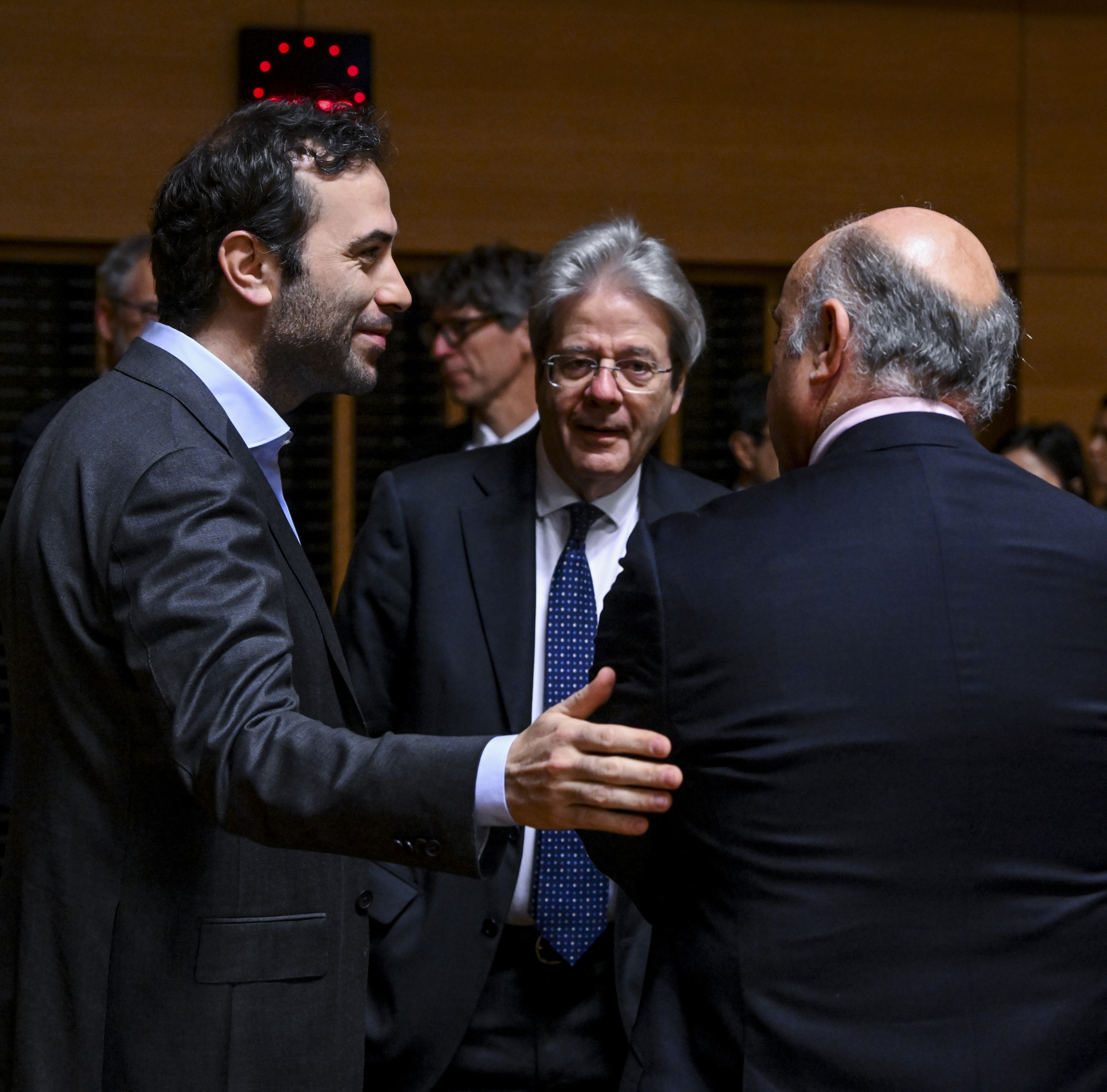 De izquierda a derecha, el ministro de Economa, Carlos Cuerpo, el comisario europeo Paolo Gentiloni y el vicepresidente del BCE, Luis de Guindos, en un reciente consejo de ministros Ecofin