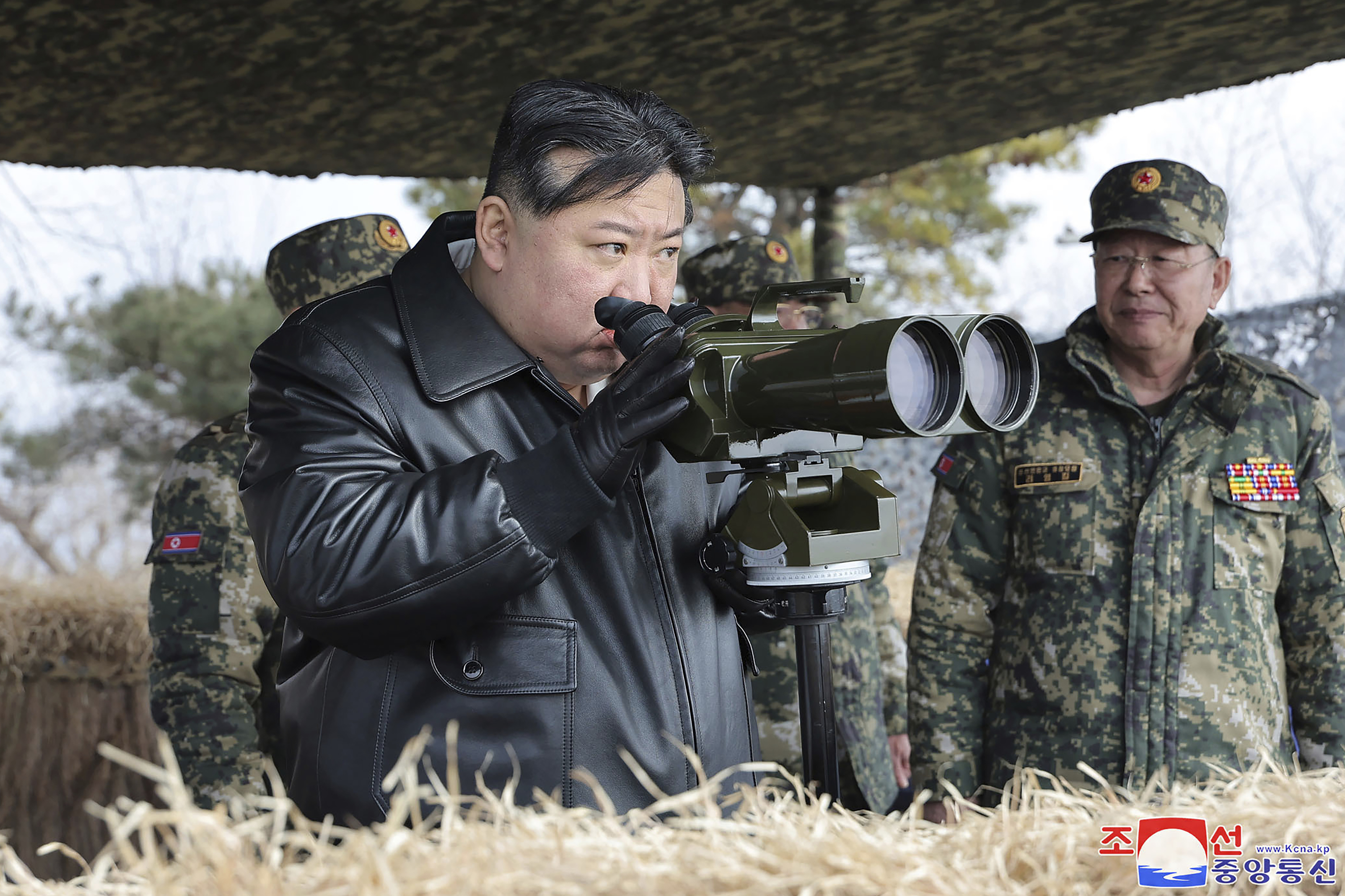 Kim Jong Un supervisa maniobras de artillera el pasado marzo.