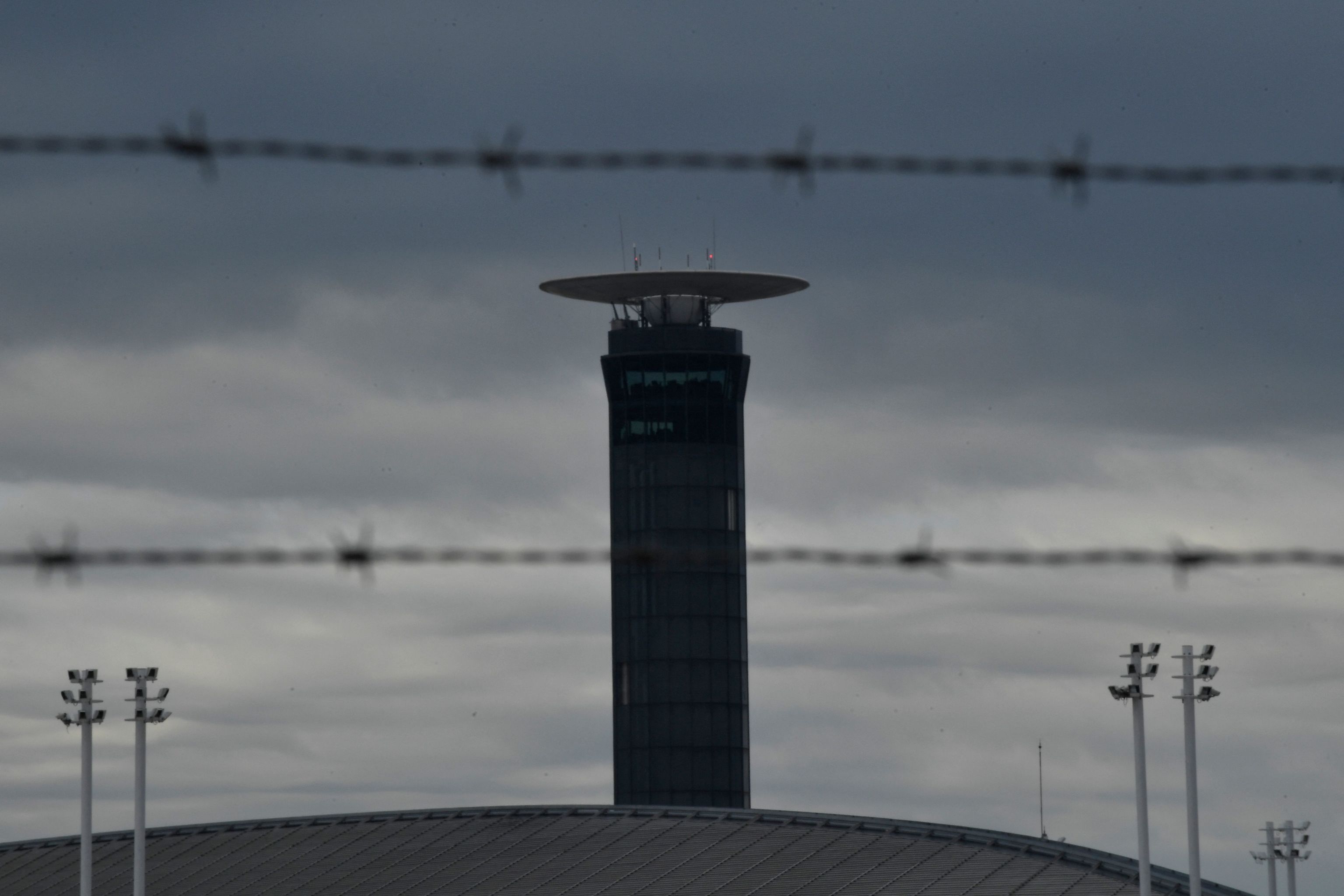 Fotografa tomada el 16 de septiembre de 2022 muestra una torre de control de trfico (R) del aeropuerto Roissy-Charles de Gaulle, en las afueras del noreste de Pars, en medio de una huelga de controladores areos. El principal sindicato francs de controladores areos, el Syndicat national des controleurs du trafic aerien (SNCTA), anunci una "movilizacin rcord" para la huelga prevista para el 25 de abril de 2024, tras el fracaso de las negociaciones.