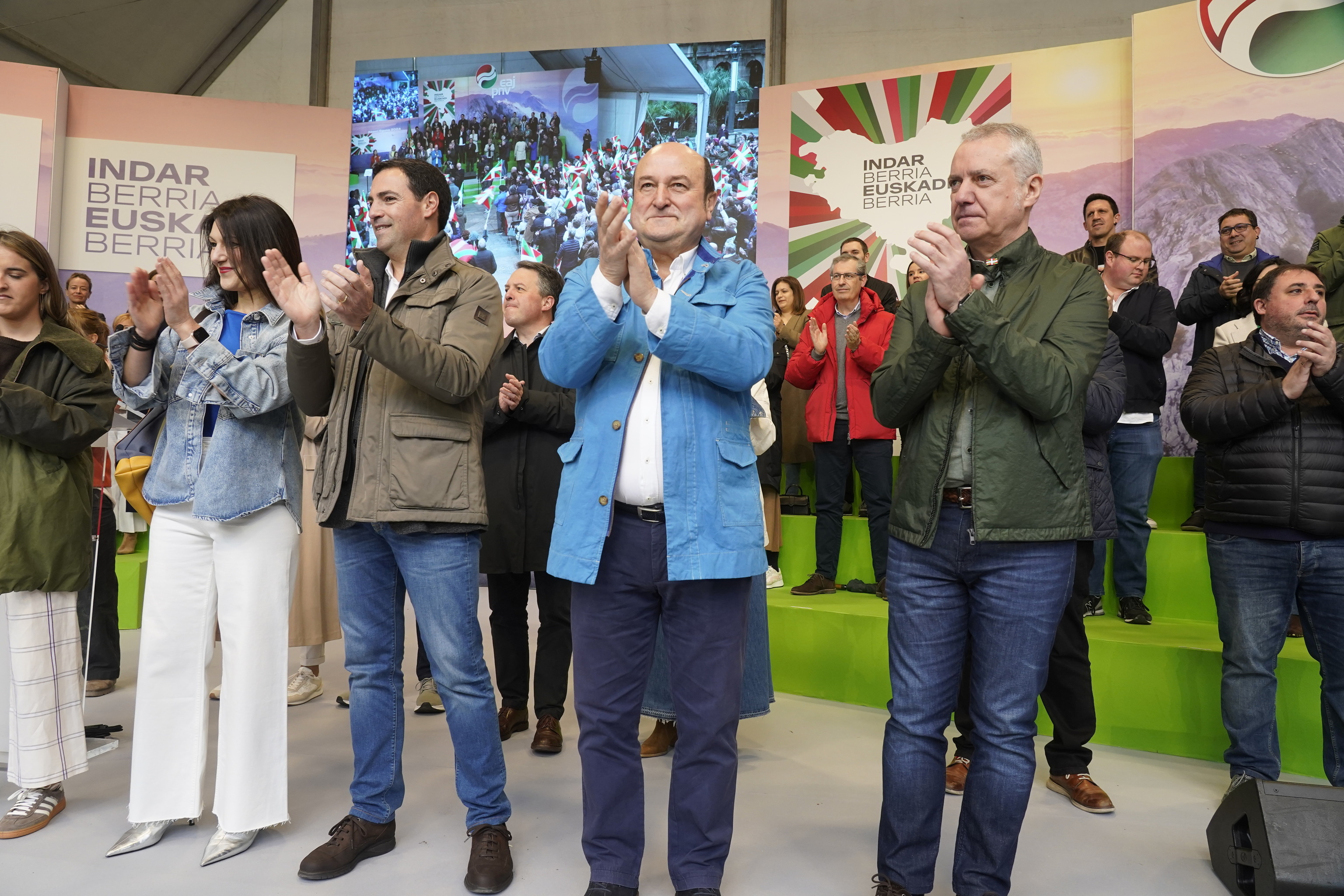 Ortuzar, flanqueado por Pradales y Urkullu, aplauden durante la celebracin de un mitin electoral del PNV en Bilbao.