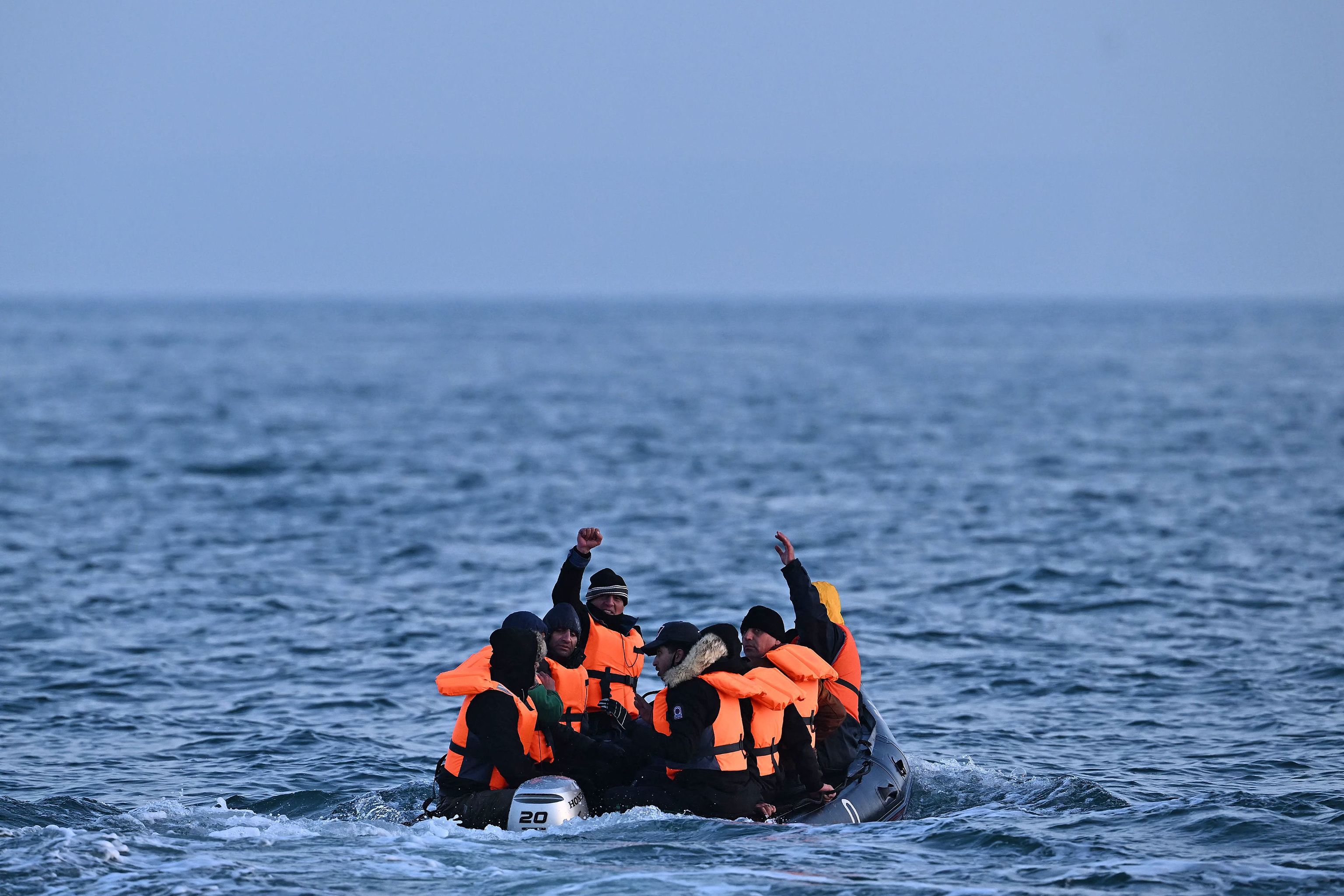 Varios migrantes en una lancha hinchable en el Canal de la Mancha, el lunes cerca de Dover.