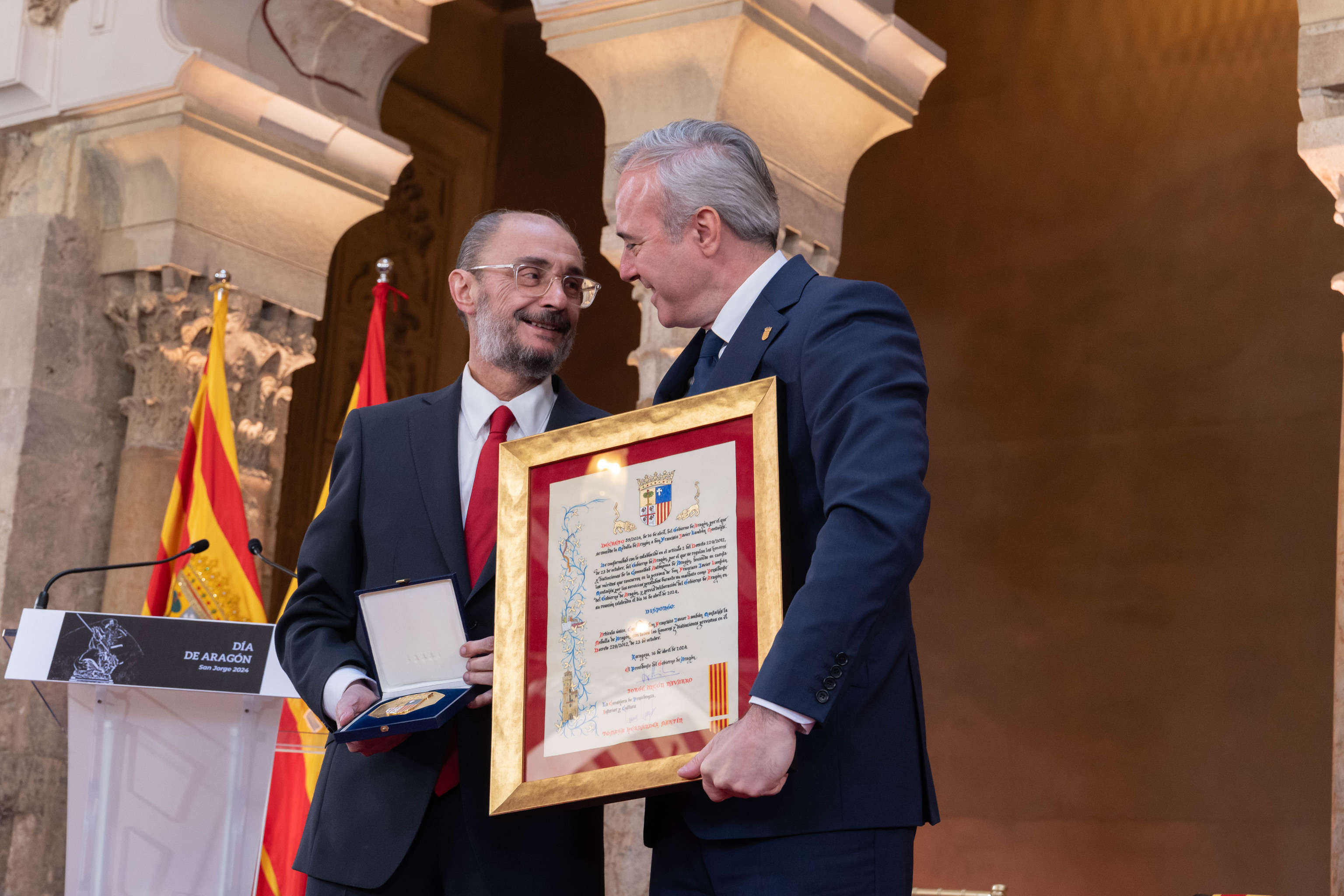 Jorge Azcn (derecha) hace entrega de la medalla de Aragn a Javier Lambn (izquierda) en el Palacio de la Aljafera