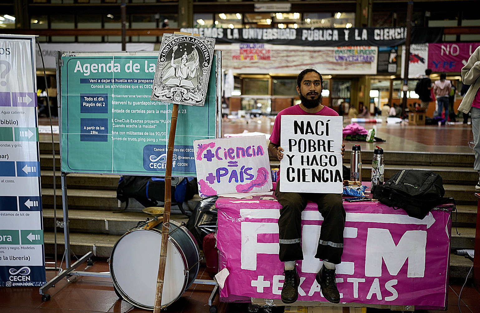 El bilogo Bahiano Ayala sostiene un cartel en Buenos Aires en el que dice "Nac pobre pero hago ciencia".