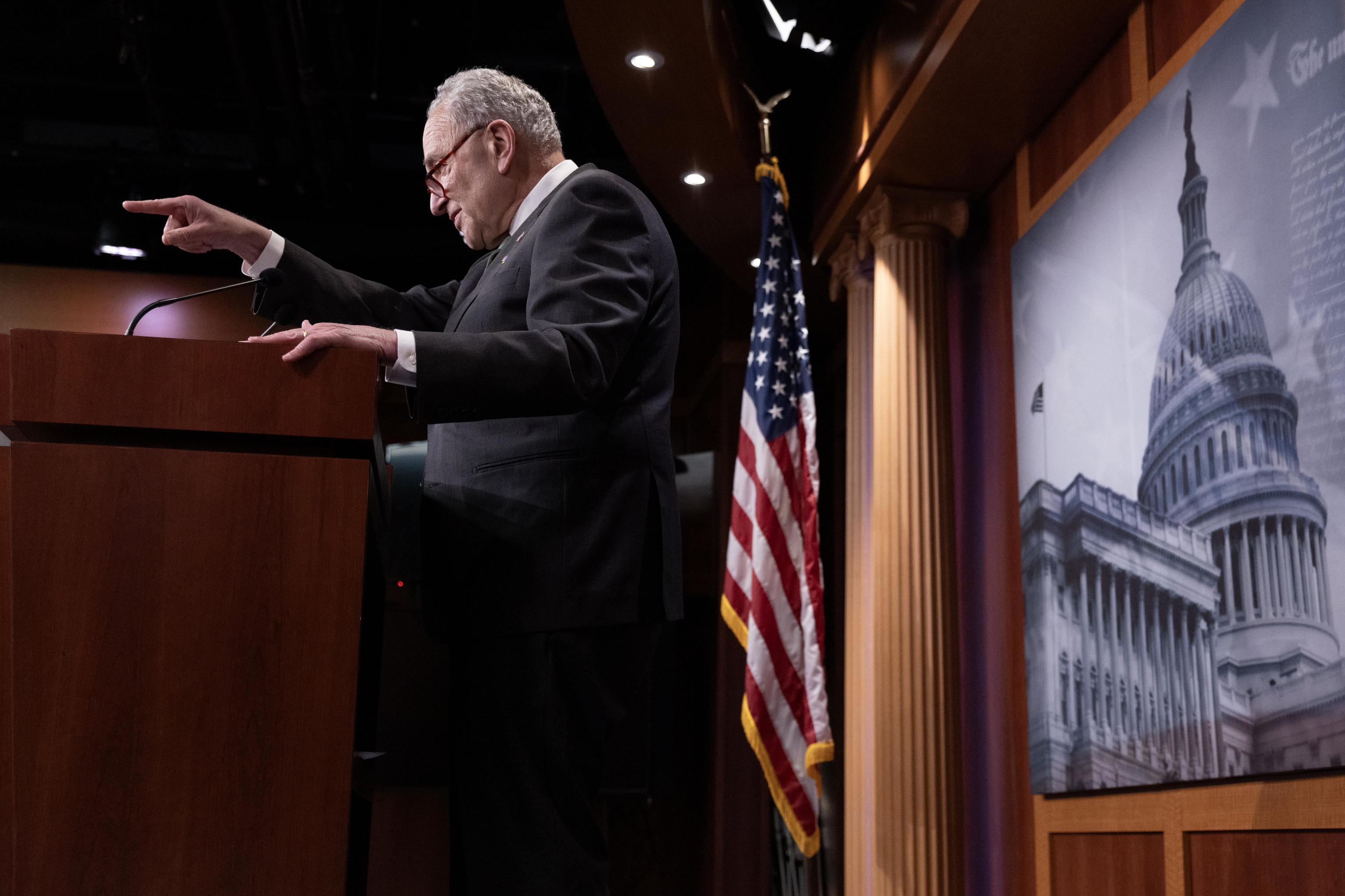 El lder de la mayora del Senado de Estados Unidos, Chuck Schumer, tras la aprobacin