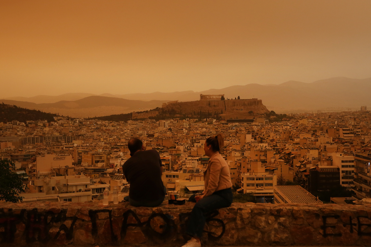 Atenas bajo el polvo en suspensin procedente del Shara