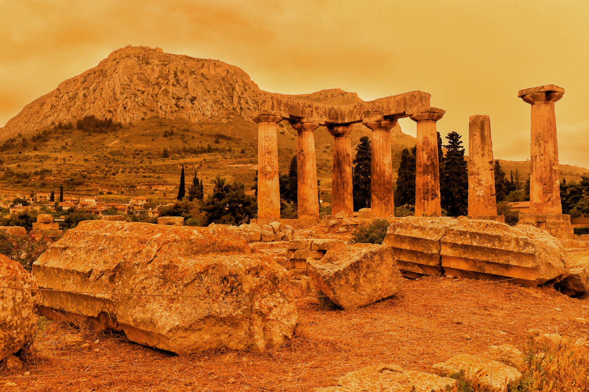 Atina'daki Apollon Tapınağı sis altında