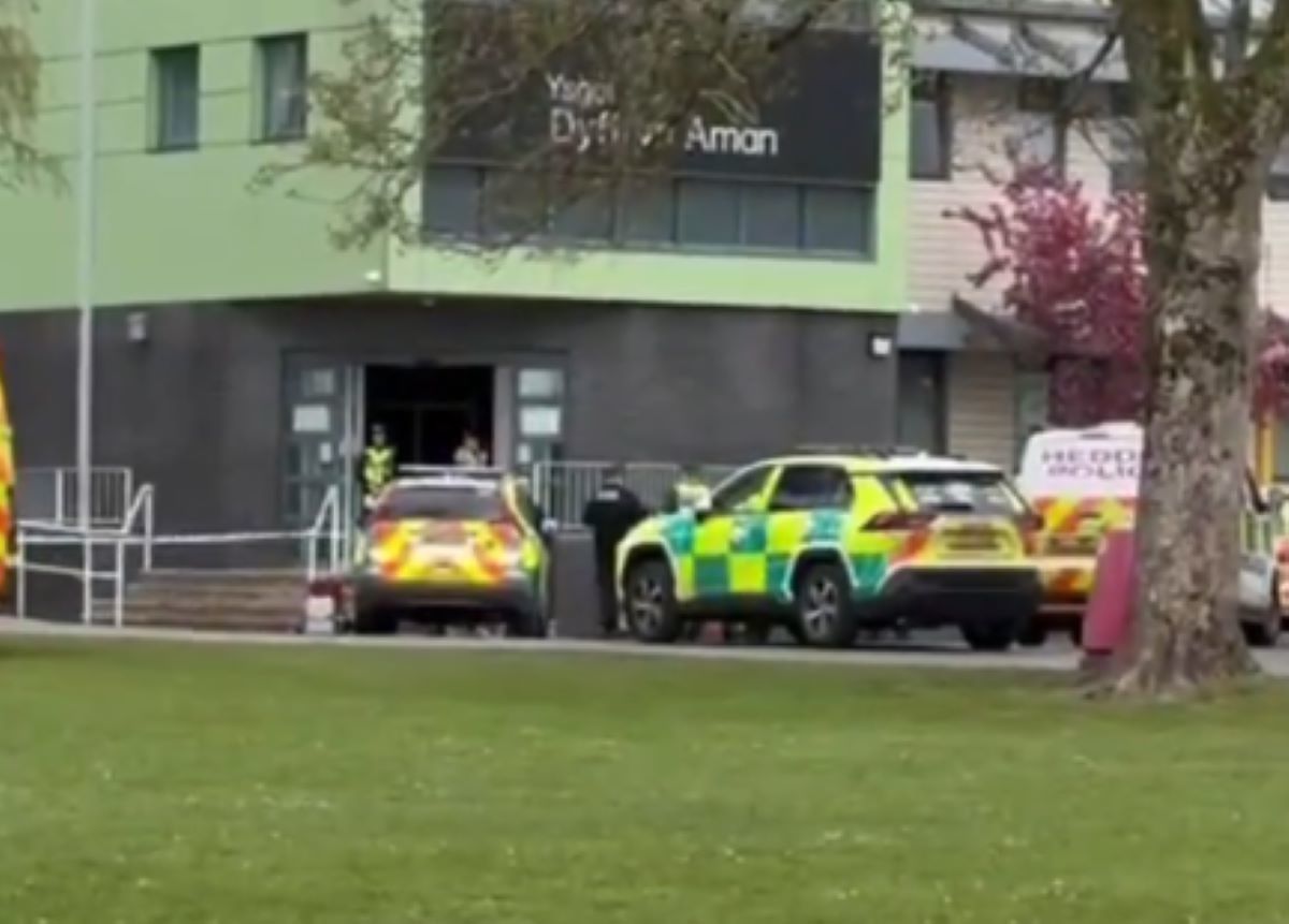 La policía detiene al autor de un triple apuñalamiento en una escuela de Gales