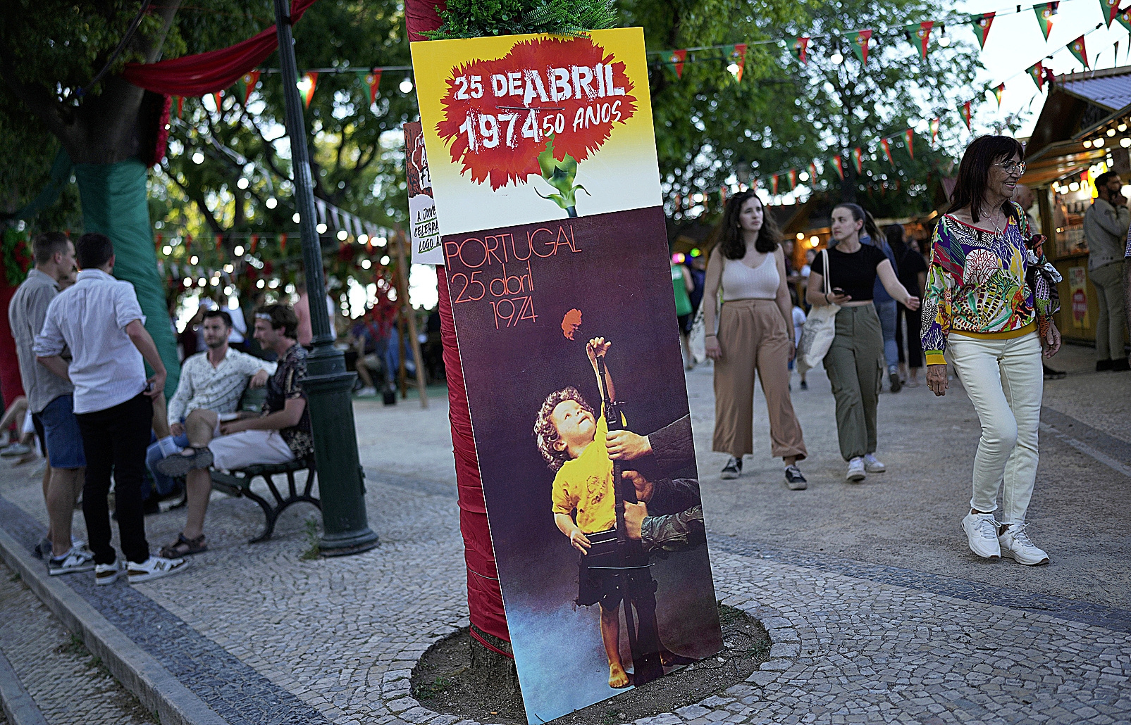 Un cartel que conmemora el 50 aniversario de la Revolucin de los Claveles, el pasado lunes en un parque de Lisboa lleno de gente.