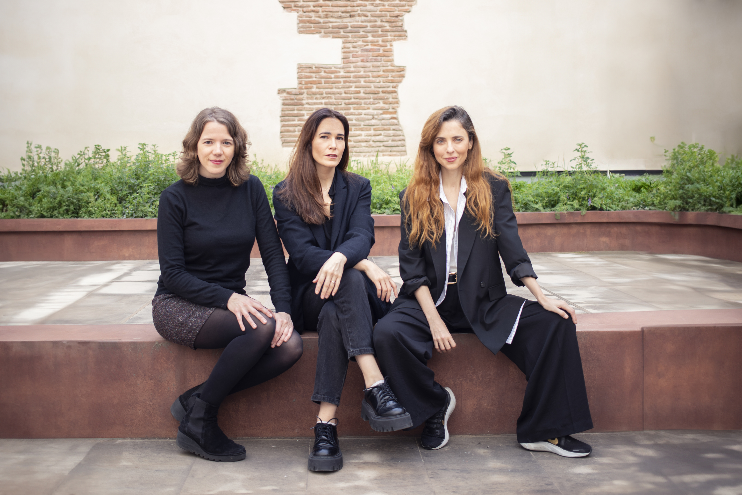 Mara Folguera, Celia Freijeiro y Leticia Dolera, en la Sociedad Cervantina.