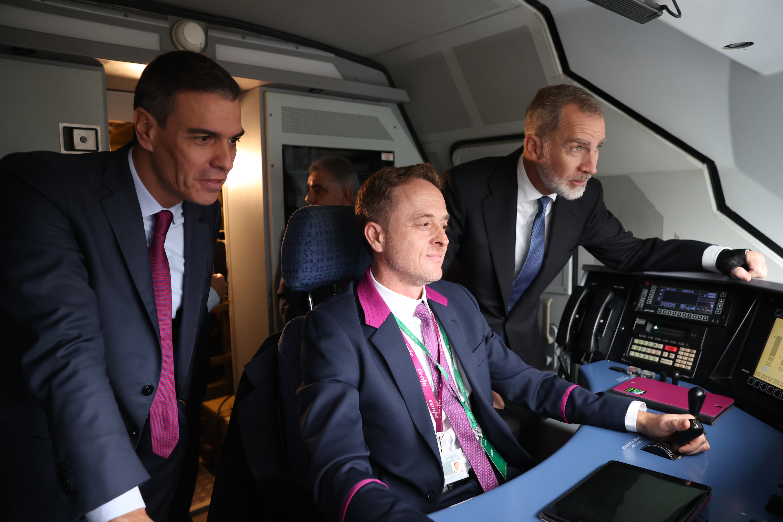 Felipe VI y el presidente del Gobierno, Pedro Snchez, visitan la cabina del tren de alta velocidad entre Madrid y Oviedo.