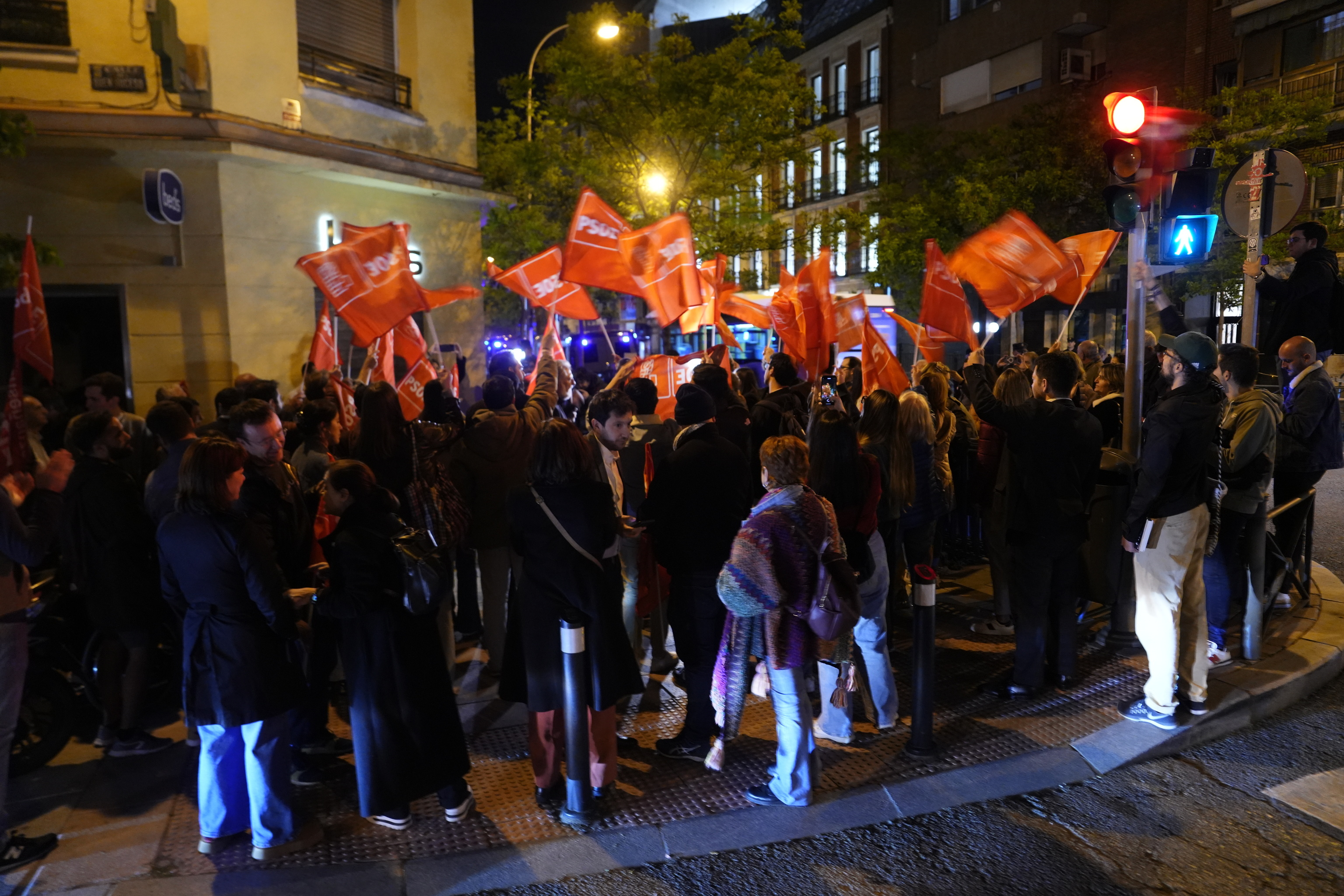 Simpatizantes socialistas en la sede del PSOE de la calle Ferraz en Madrid.