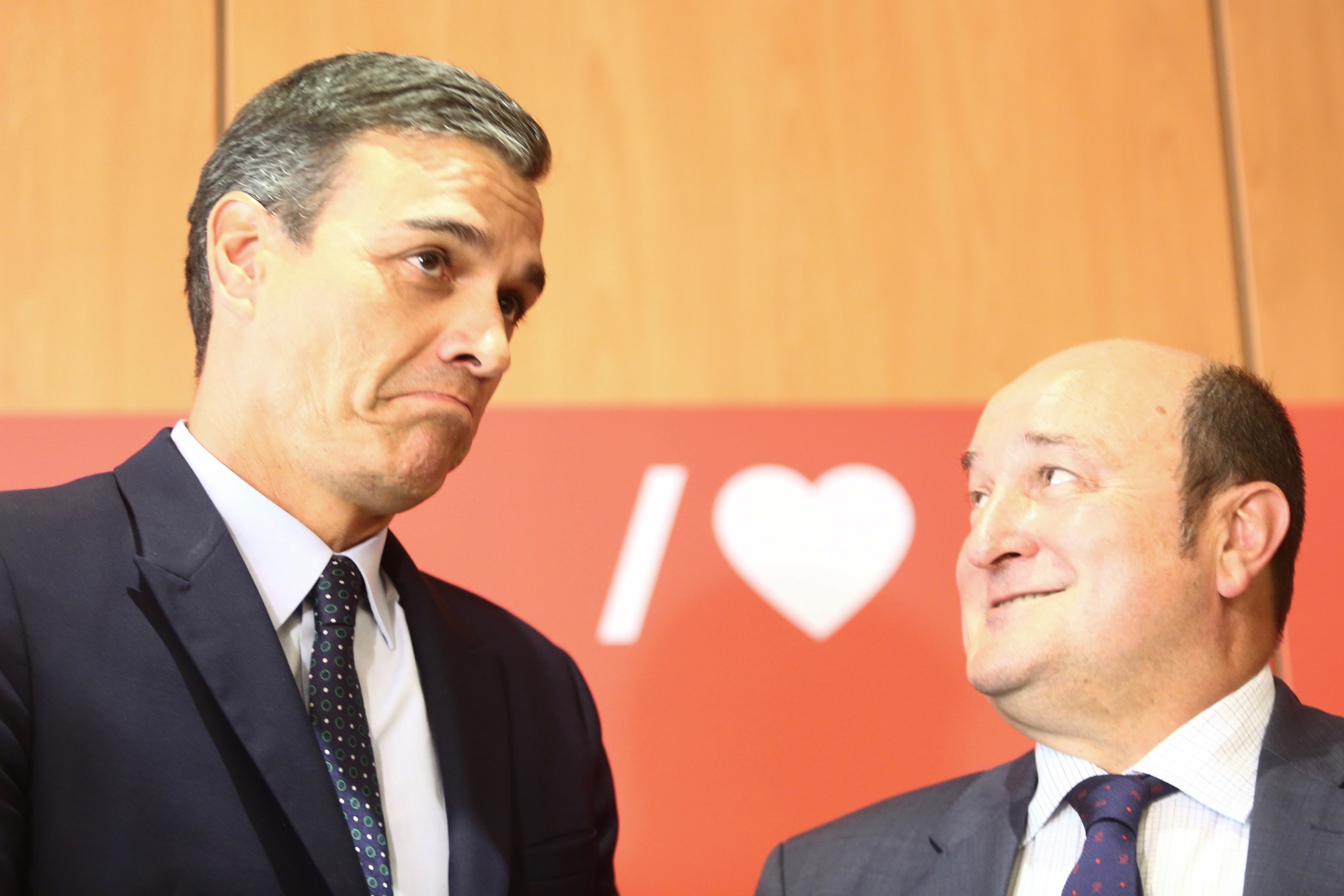 Pedro Snchez y Andoni Ortuzar durante la firma del acuerdo para la investidura del presidente socialista en septiembre de 2019.